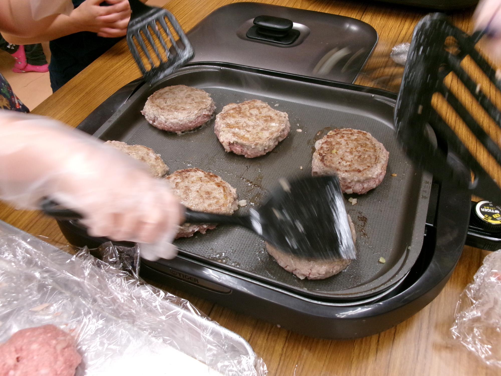 ハンバーグを焼いている写真