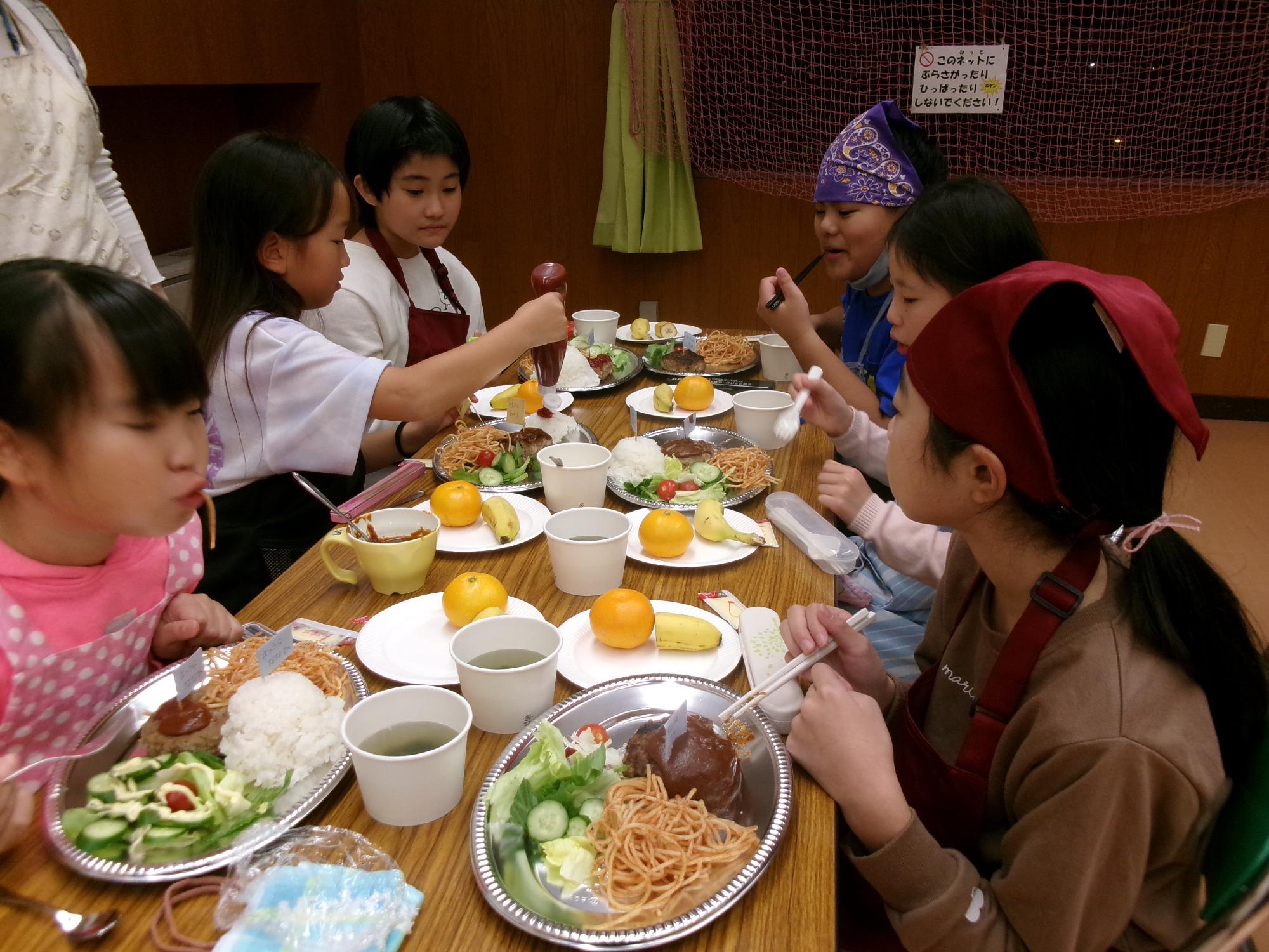 夜ご飯を食べている写真