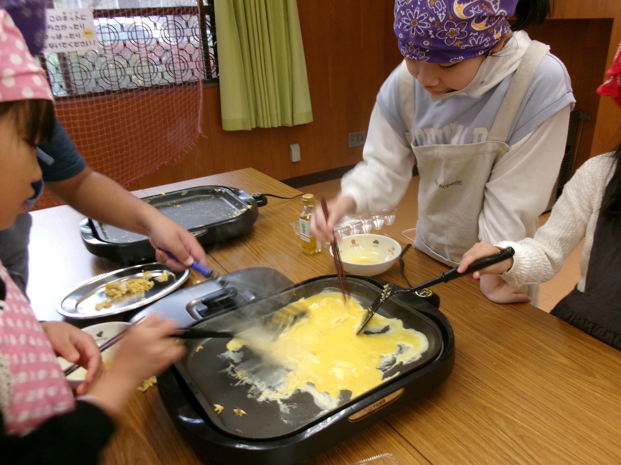 スクランブルエッグを作っている写真