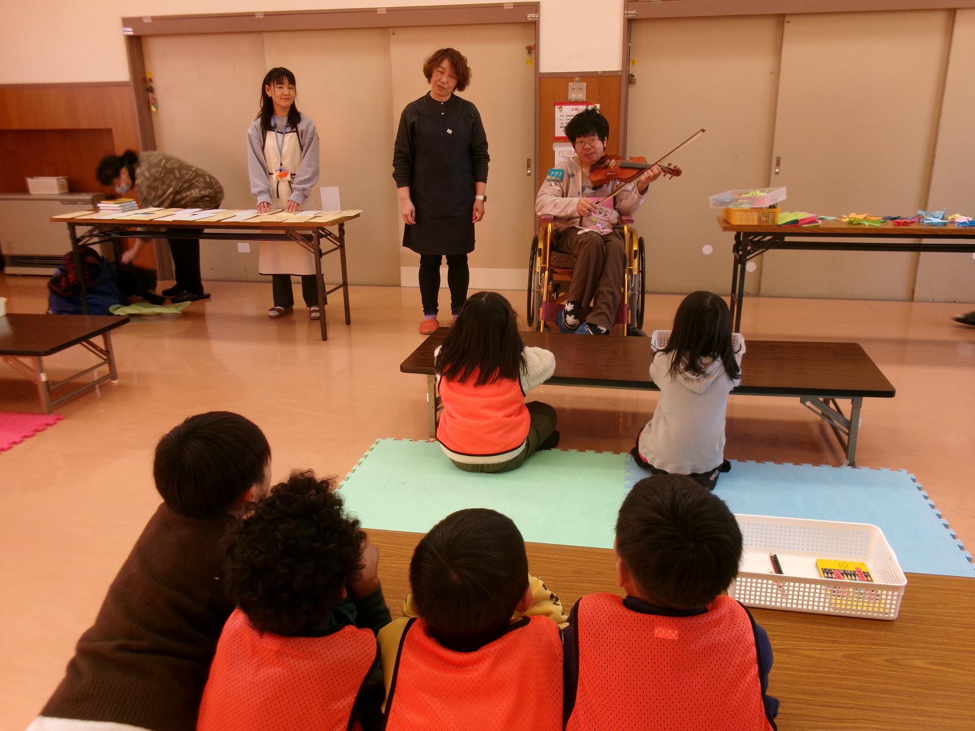 バイオリン演奏をしている様子