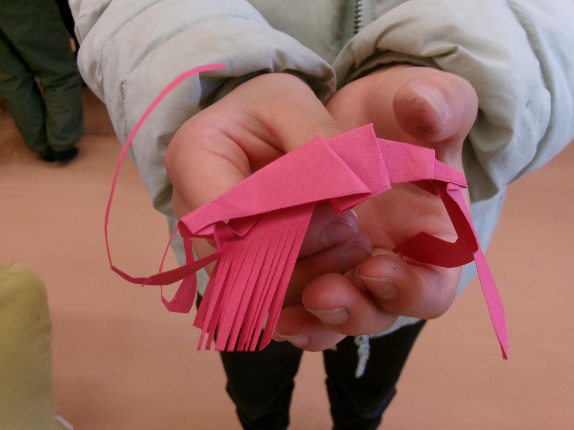 完成したエビの切り紙の写真