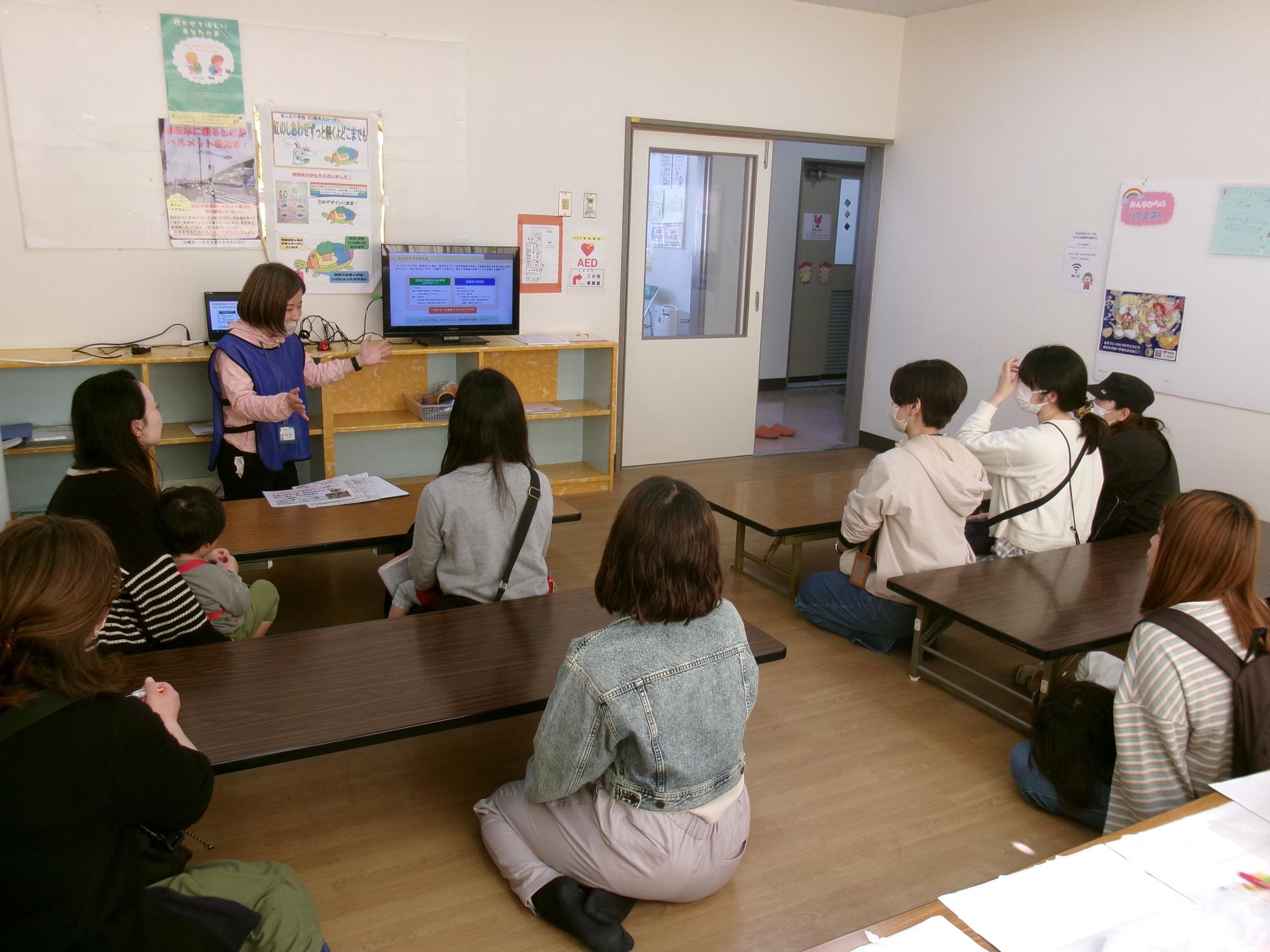 わくわくプラザを説明している様子