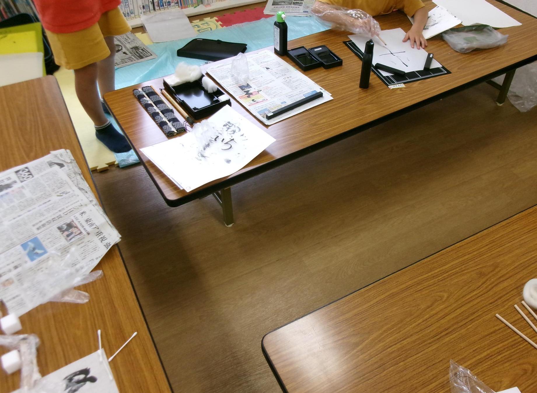 細い筆で書いている様子