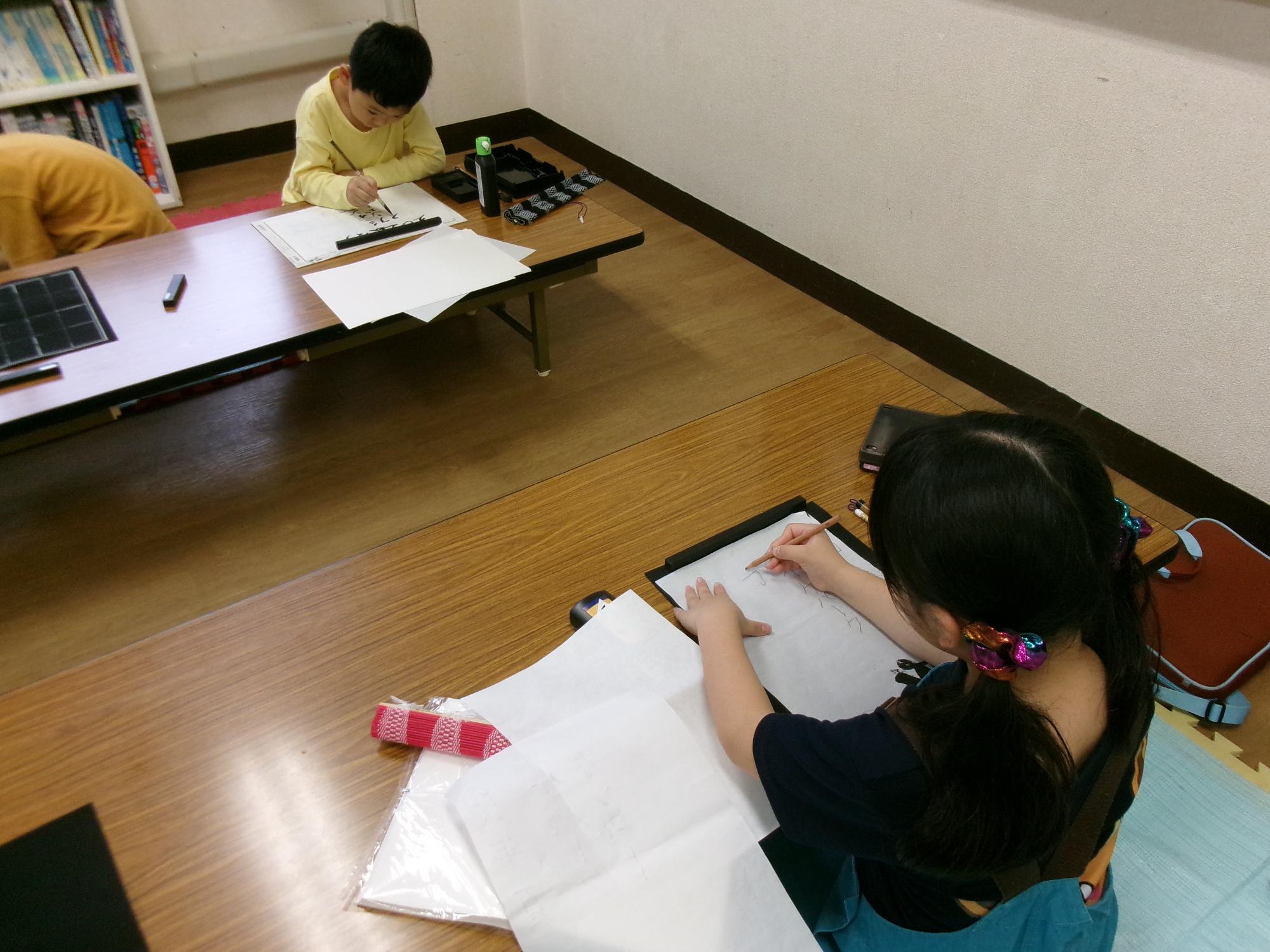 夏休みに行ったところを書いている様子