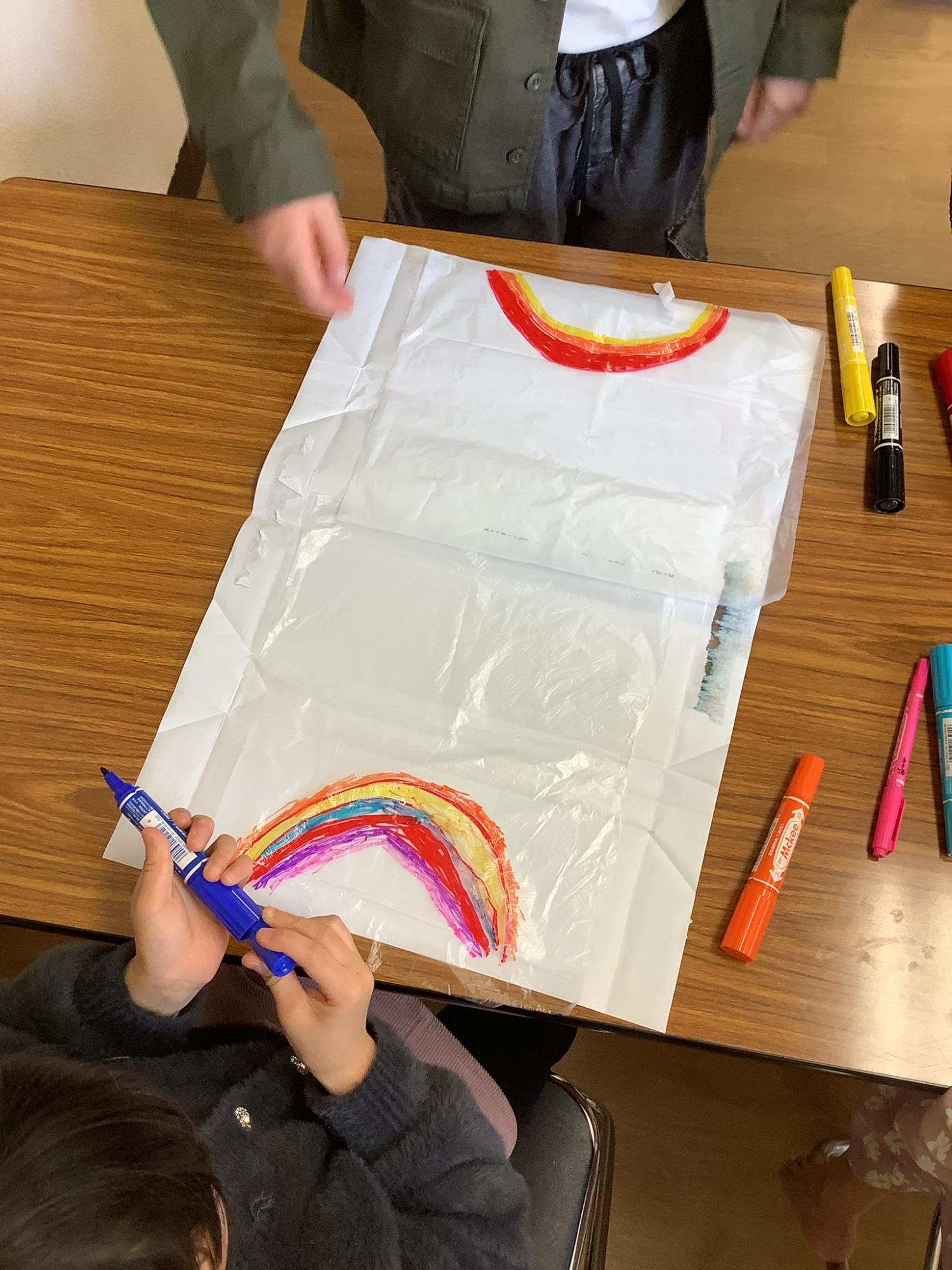 パラシュートに絵を描いている様子