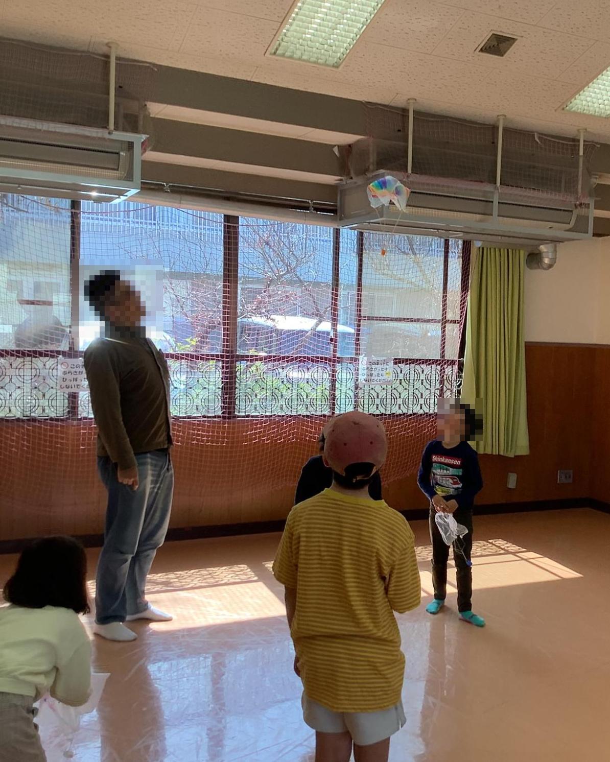 パラシュートを飛ばしている様子