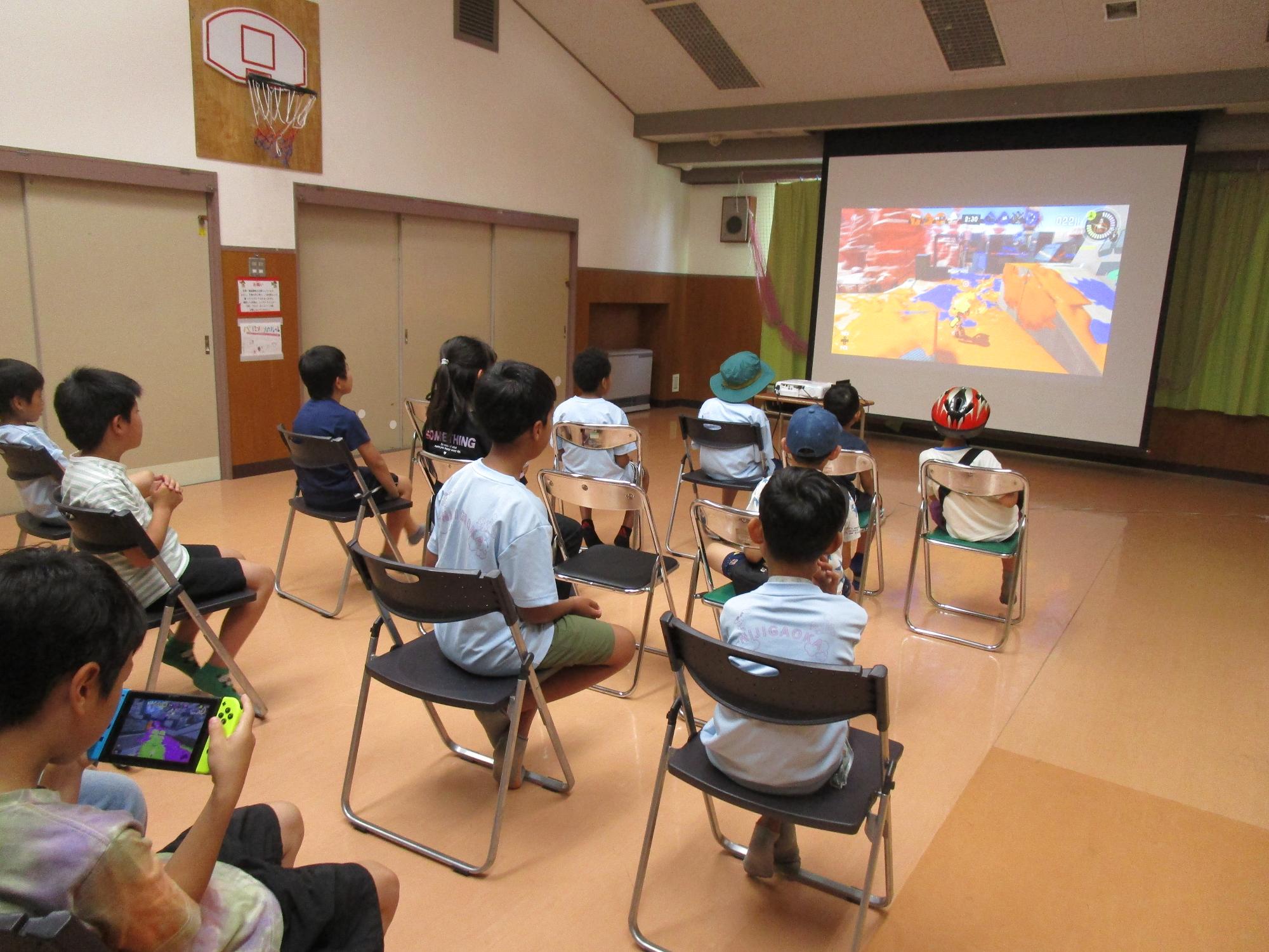 ゲームで遊んでいる様子の写真