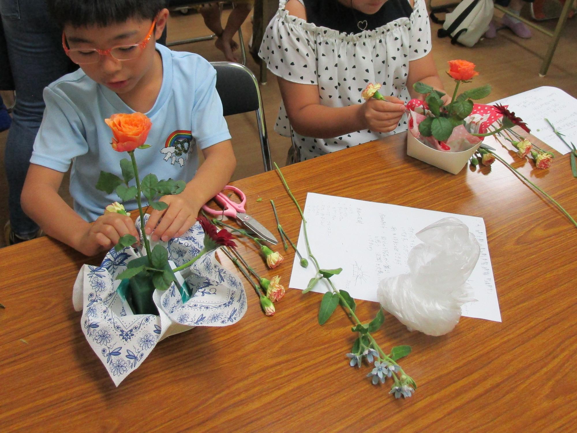 スポンジに花を挿している写真
