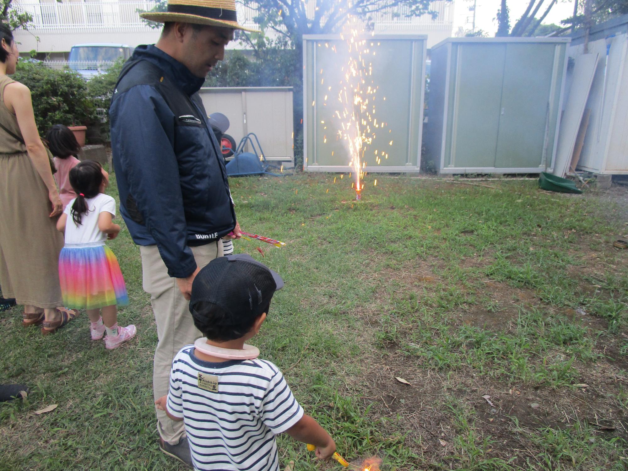 花火をしている様子の写真