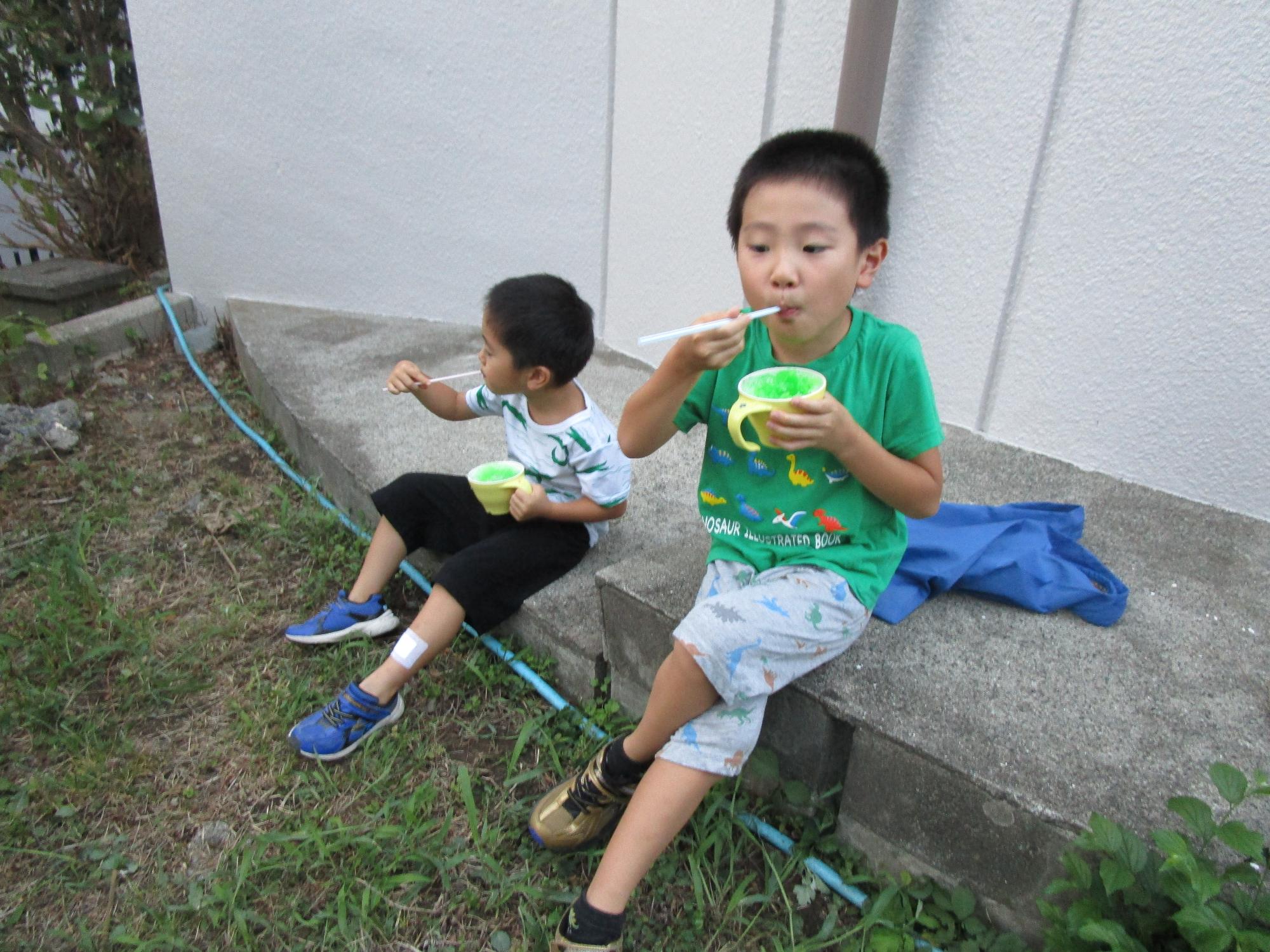かき氷を食べている様子の写真