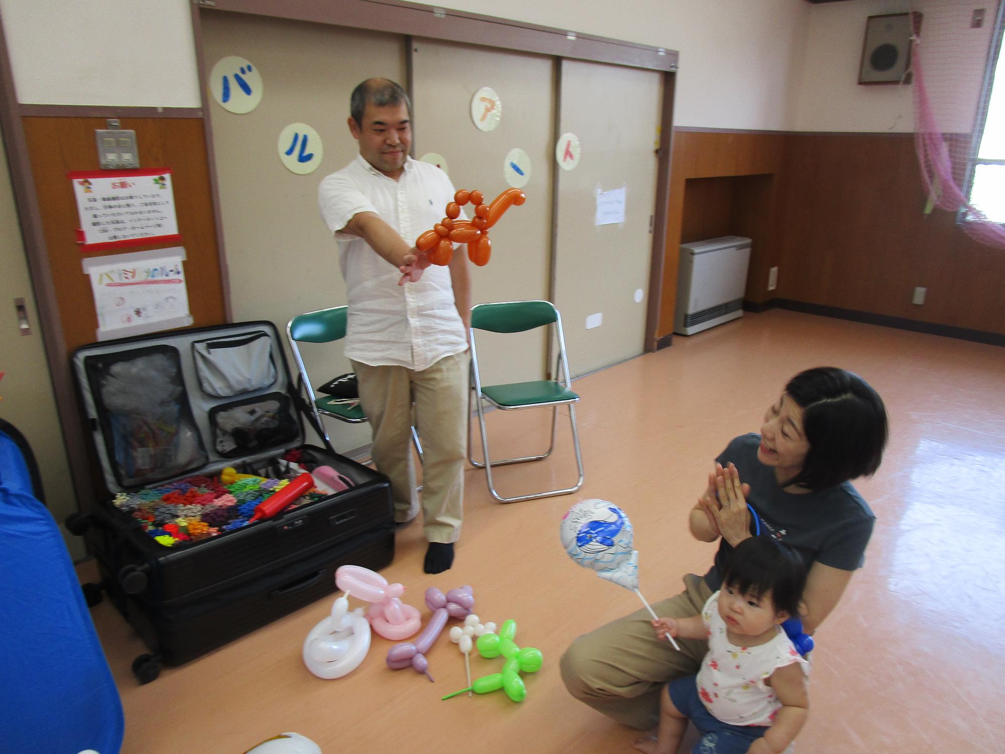 バルーンアートに参加している様子の写真