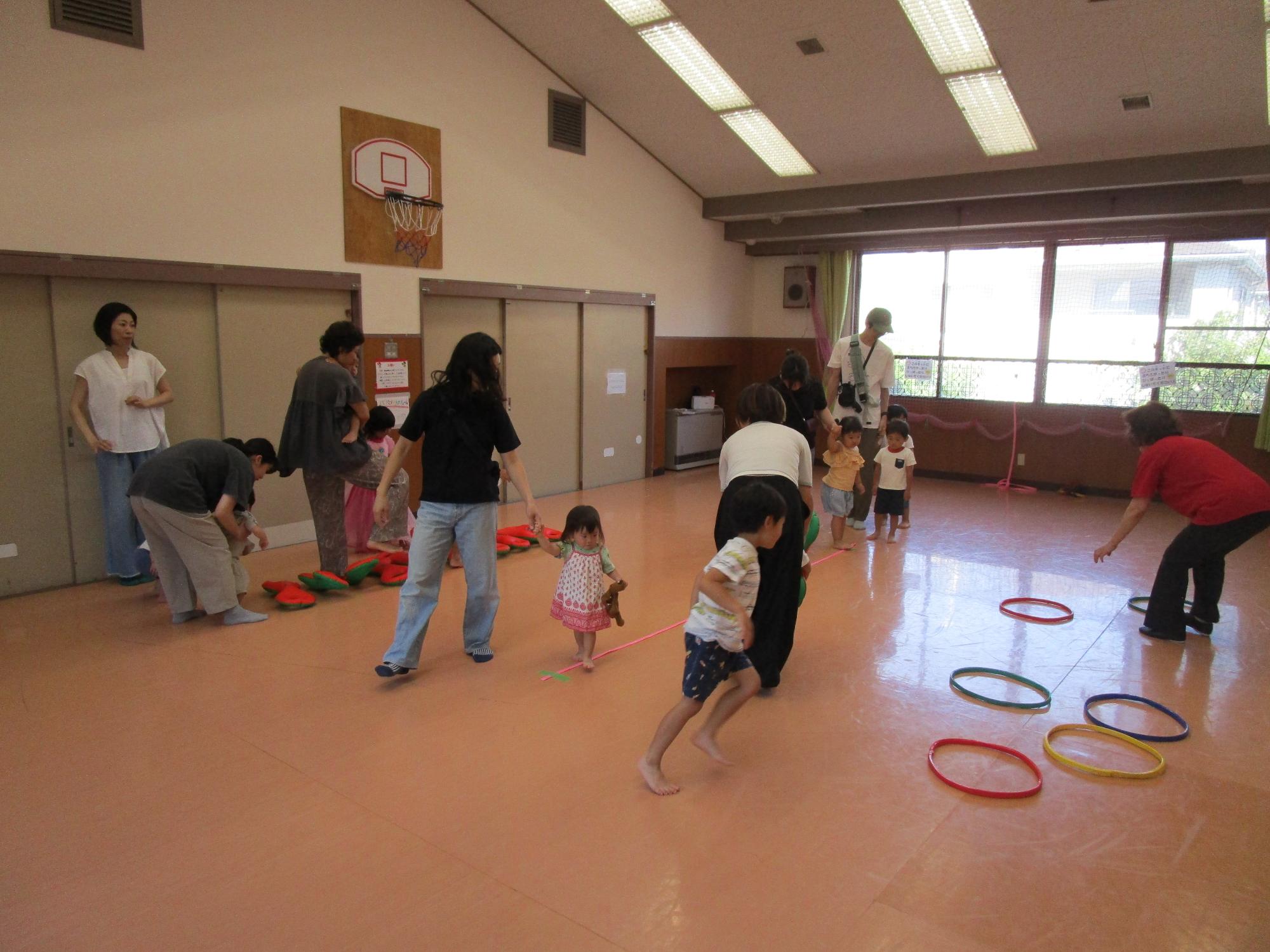 道具の上を歩いたり走ったりしている写真