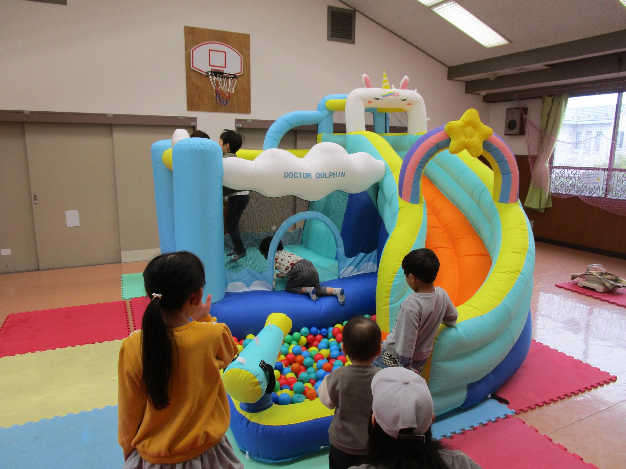 大型エアー遊具で遊んでいる様子の写真