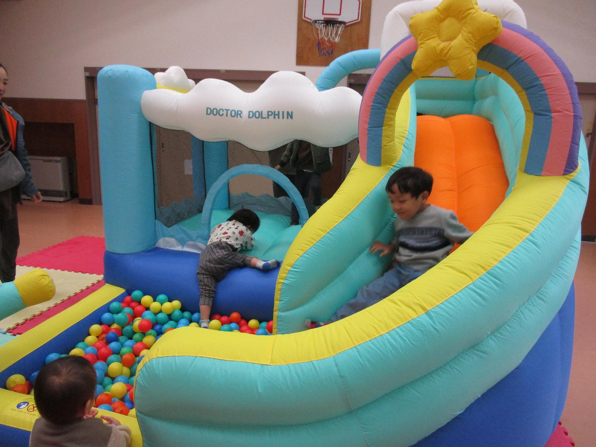 大型エアー遊具で遊んでいる様子の写真