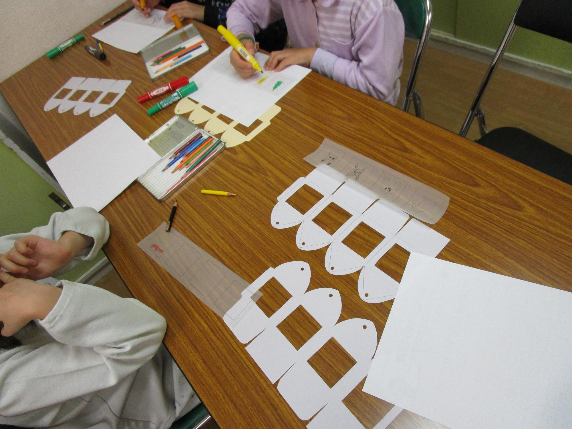 トレーシングペーパーに絵を描いている写真