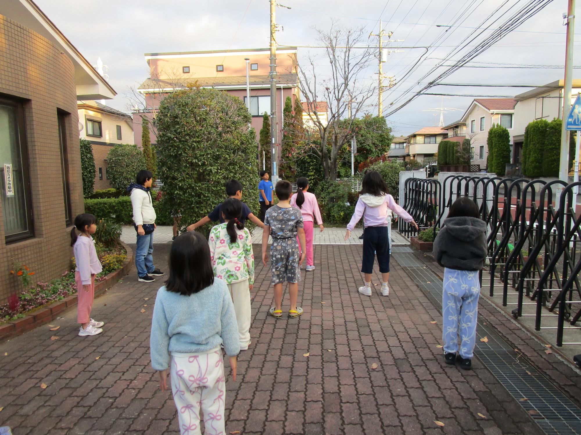 ラジオ体操をしている写真