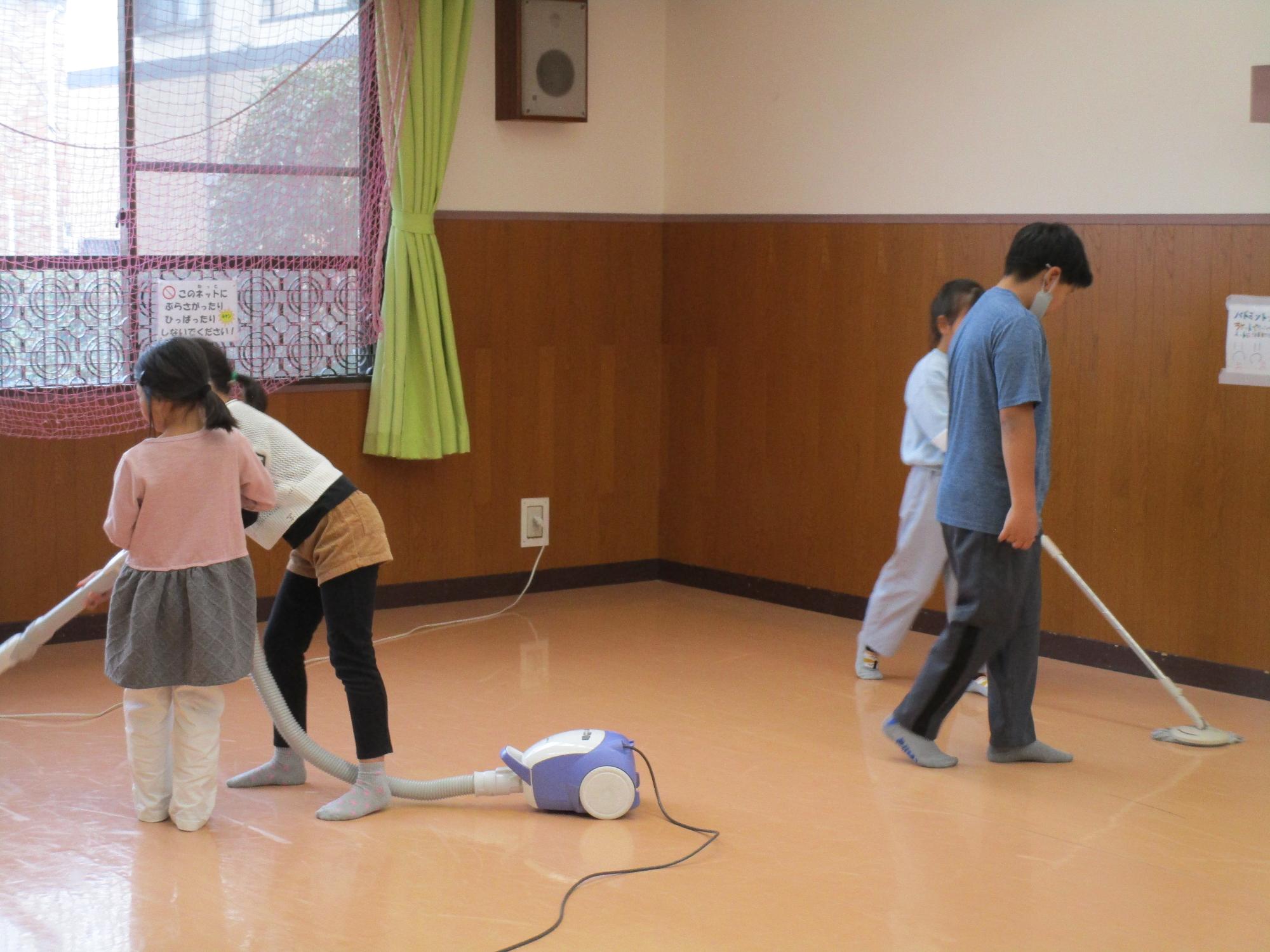 掃除をしている写真