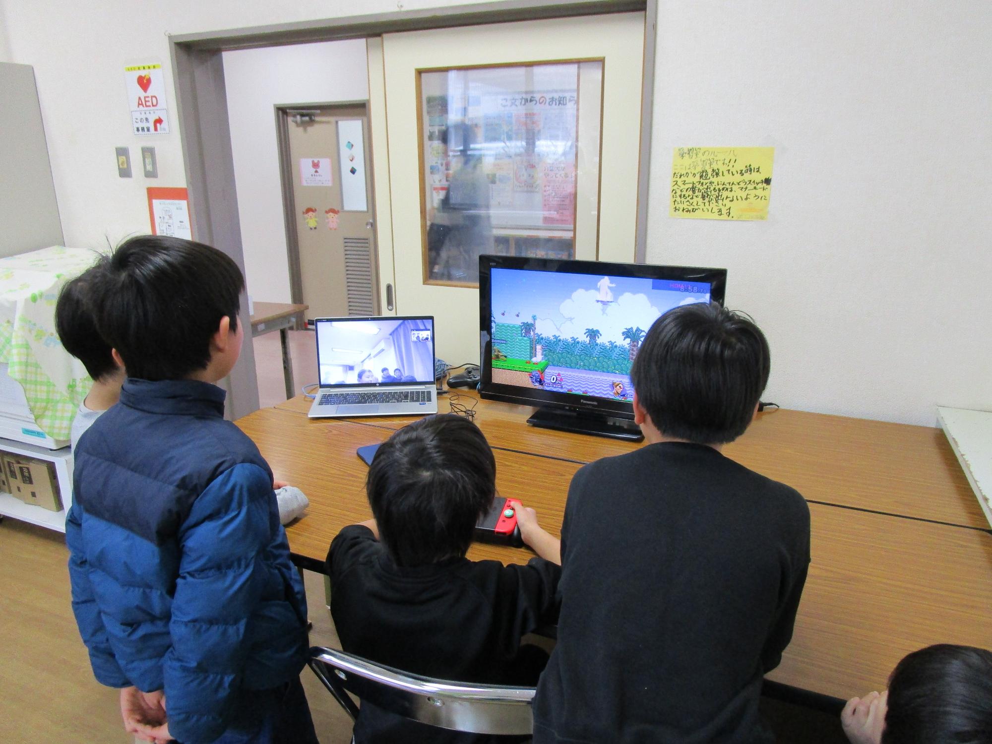 ゲームで遊んでいる様子