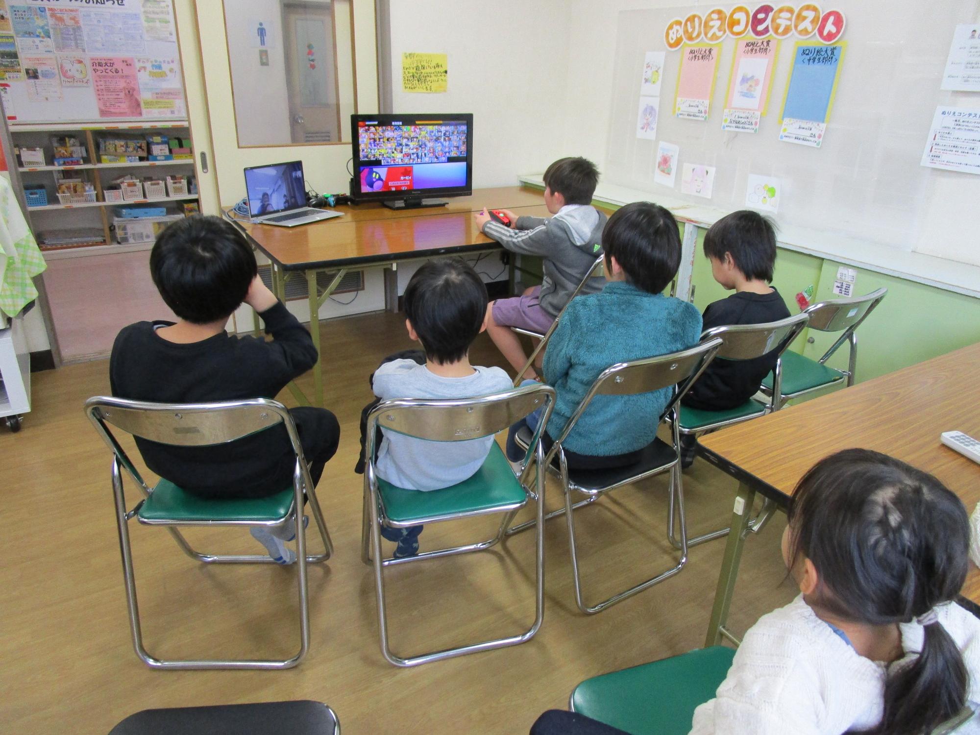 ゲームで遊んでいる様子