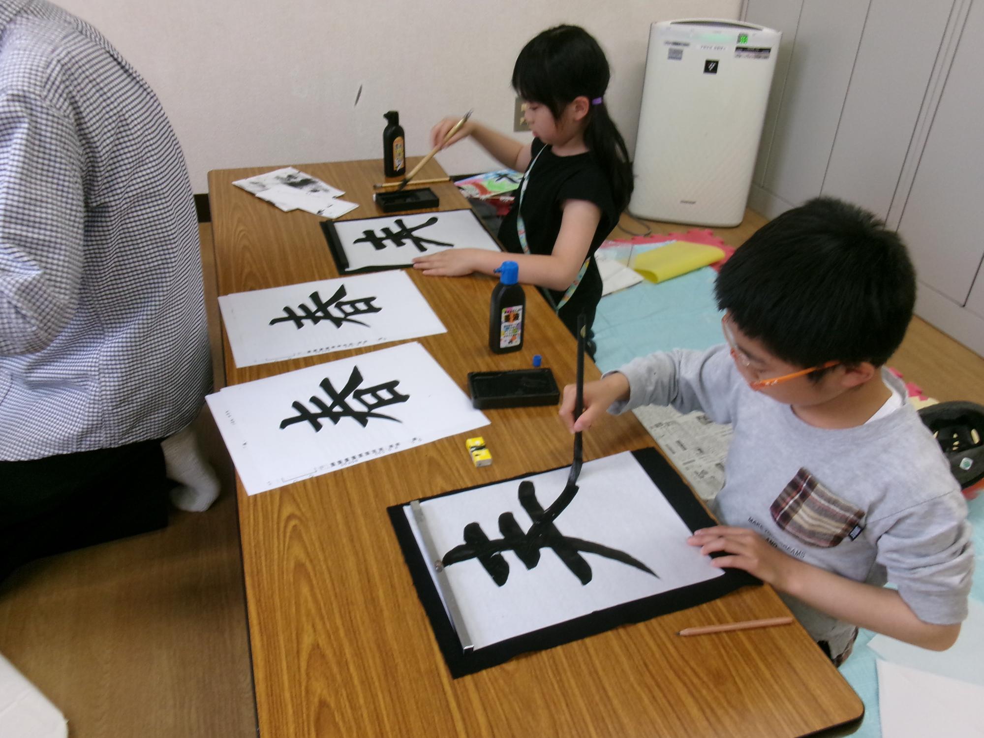 習字をしている様子の写真