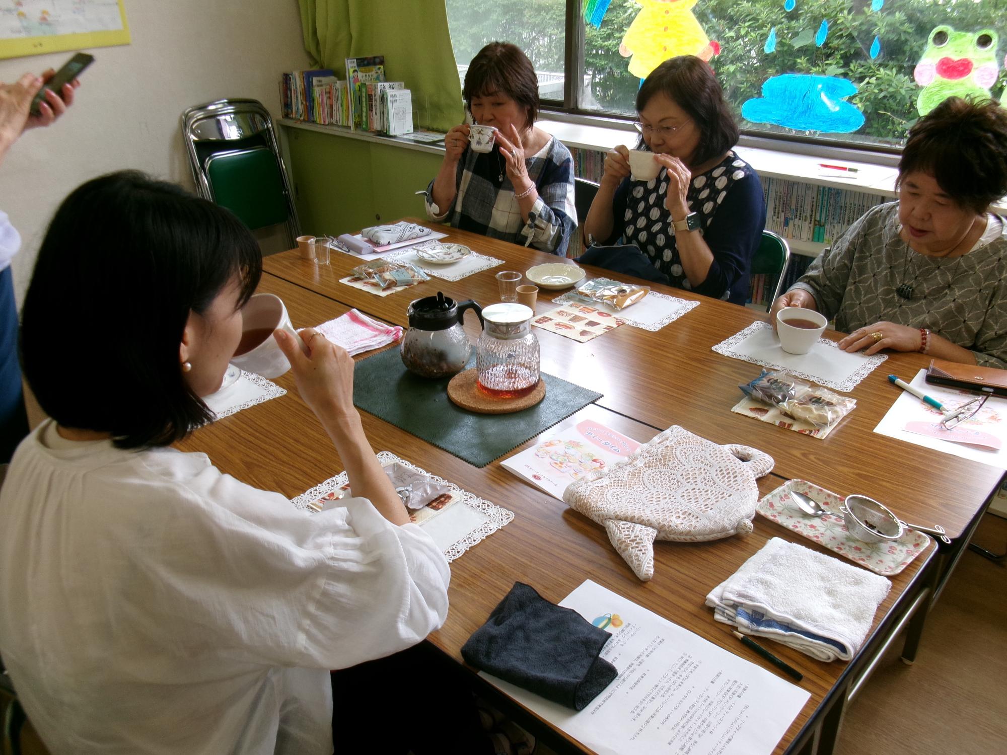 紅茶講座を受講している様子の写真