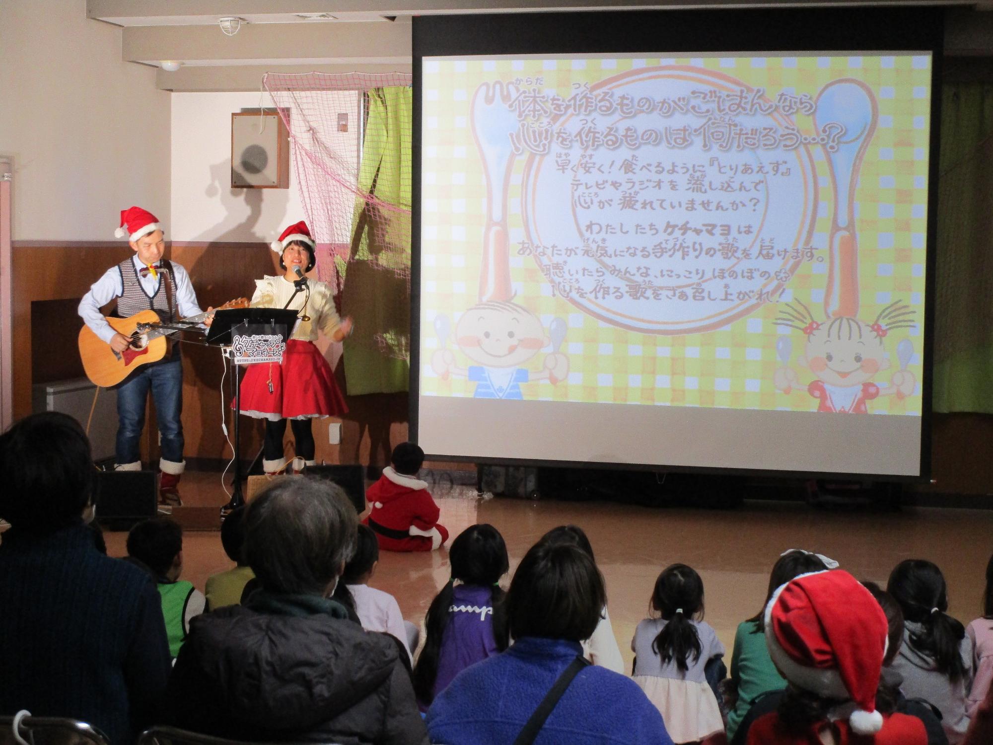 コンサートをしている様子の写真