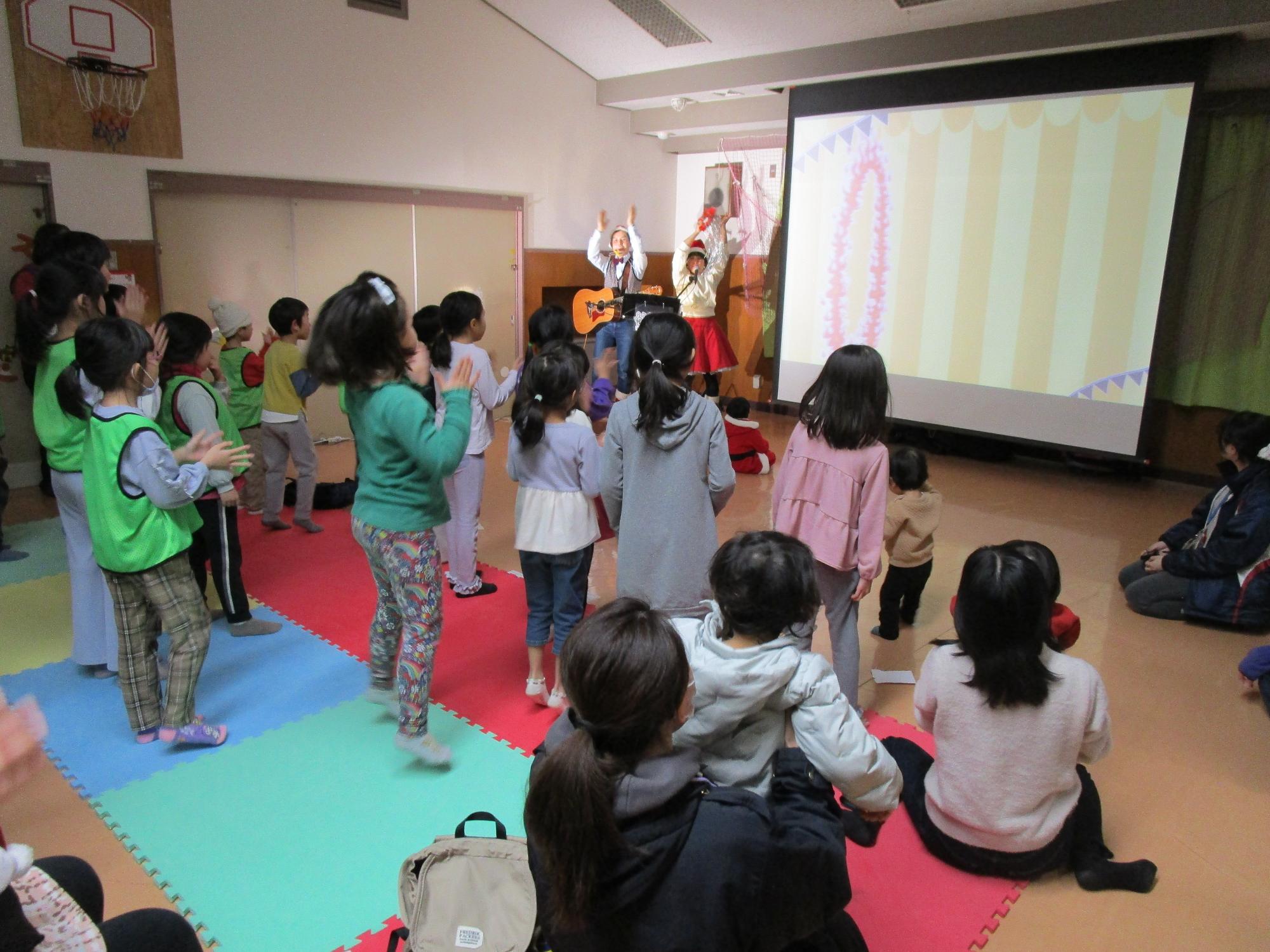 コンサートをしている様子の写真