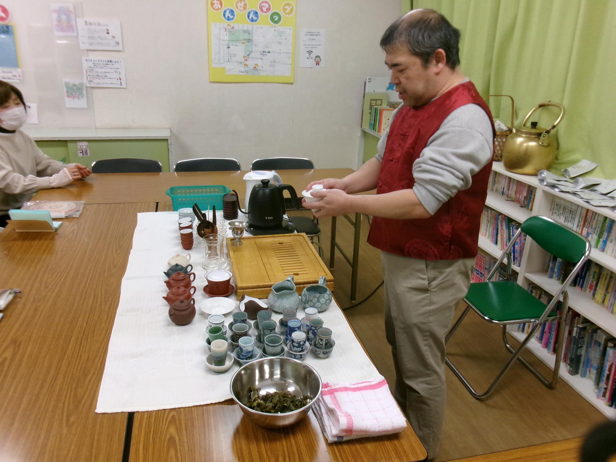 お茶を飲んでいる様子の写真