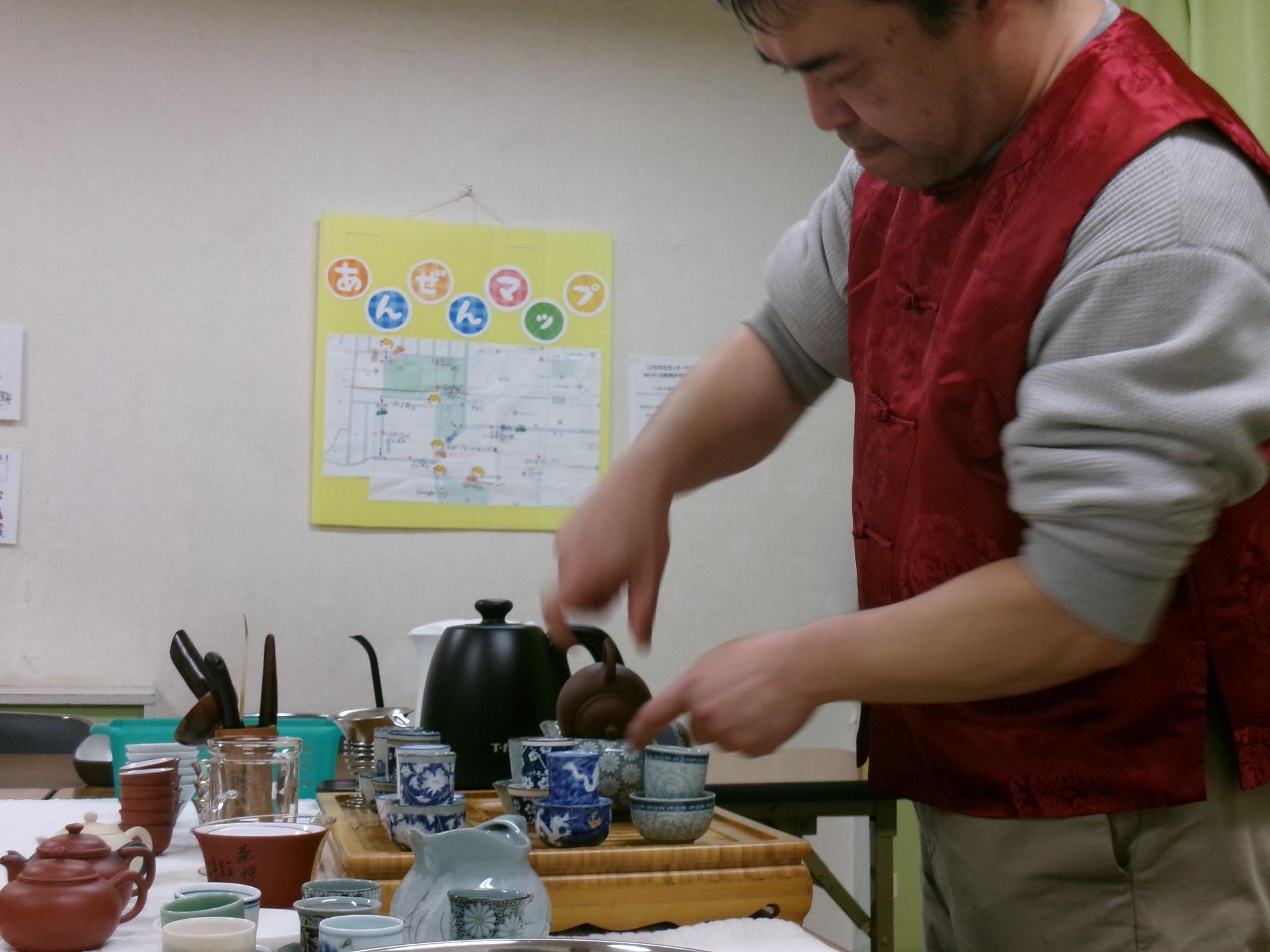 お茶を飲んでいる様子の写真