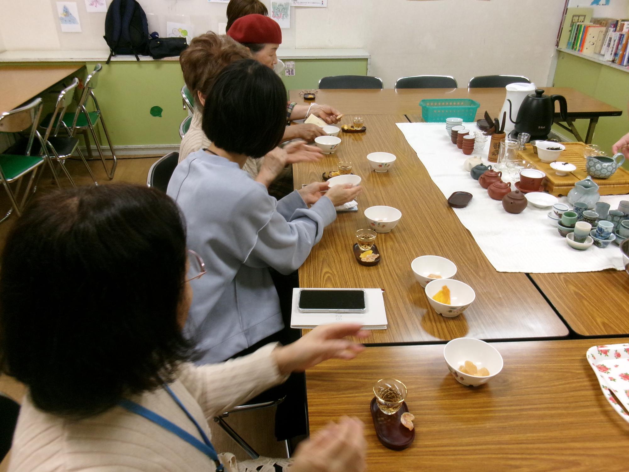 お茶を飲んでいる様子の写真