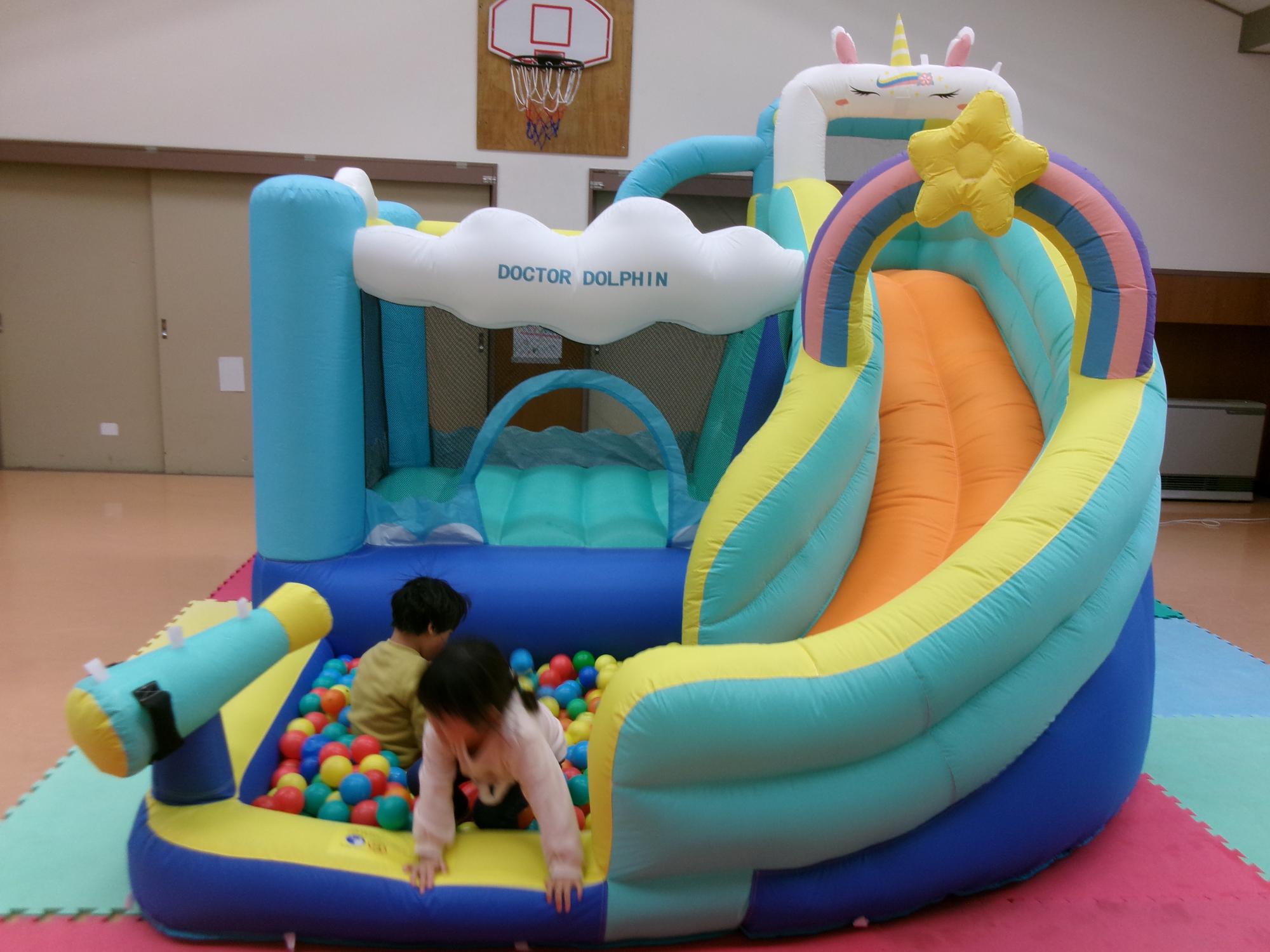 大型エアー遊具で遊んでいる様子