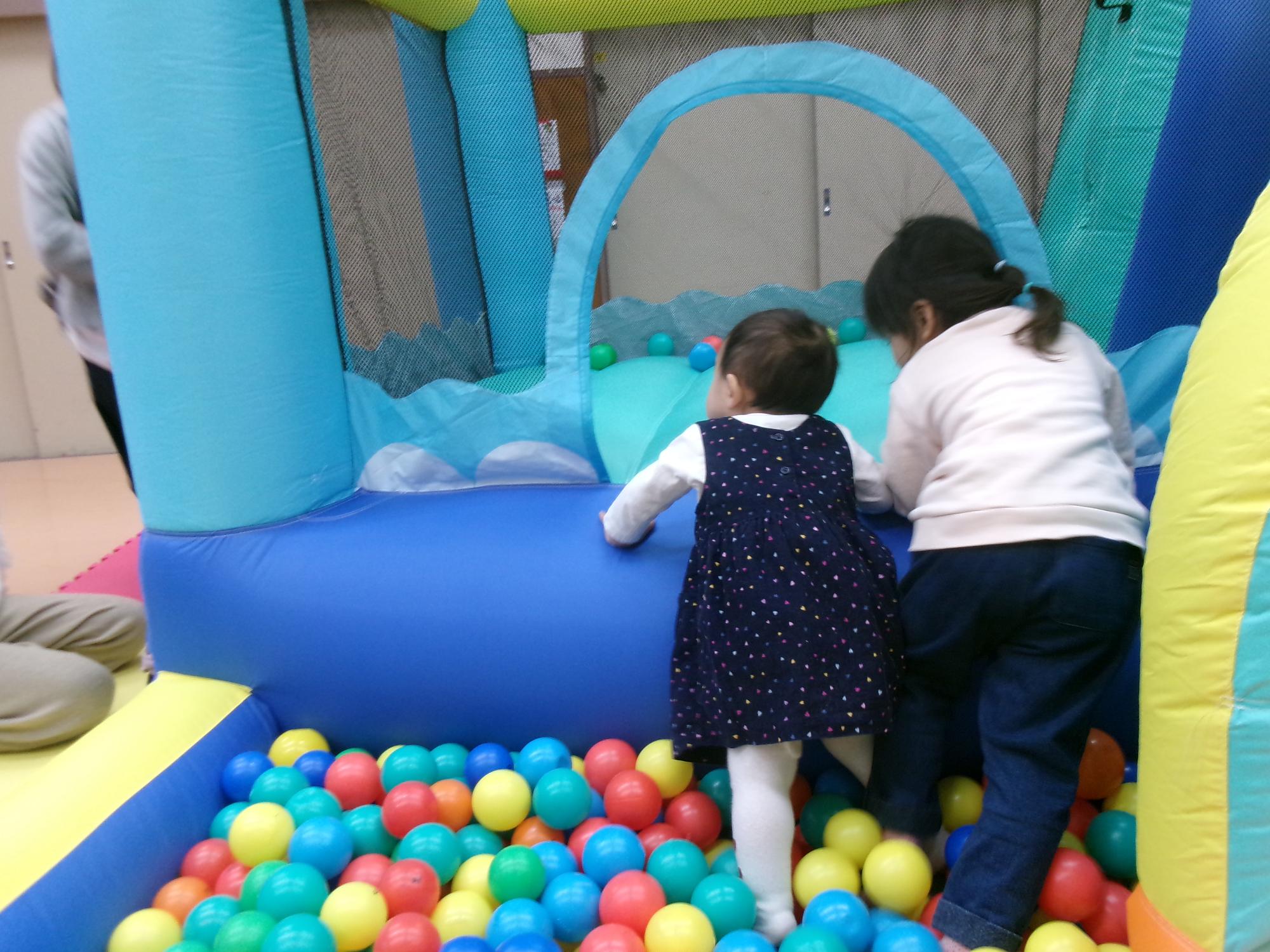 大型エアー遊具で遊んでいる様子