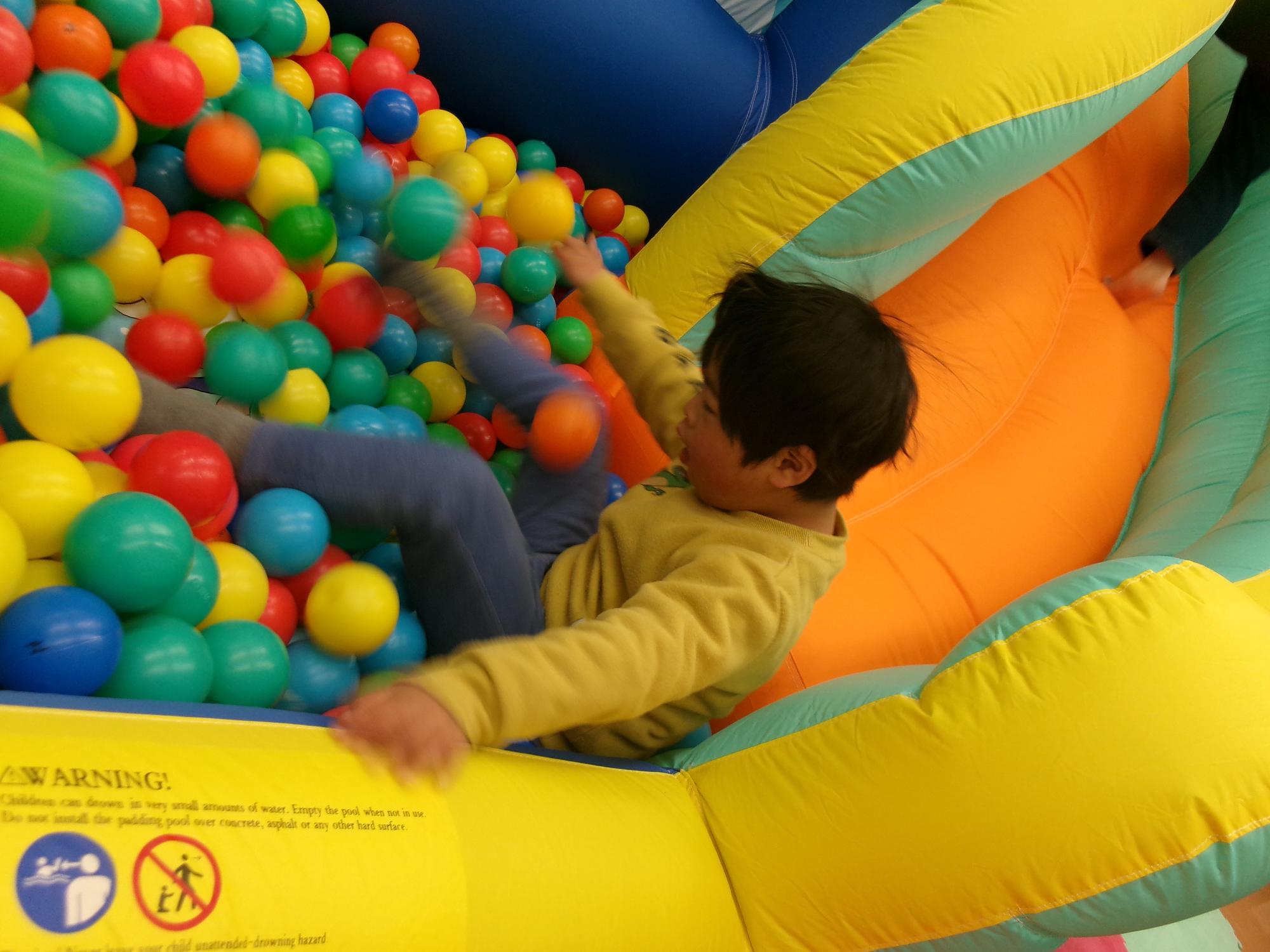 大型エアー遊具で遊んでいる様子