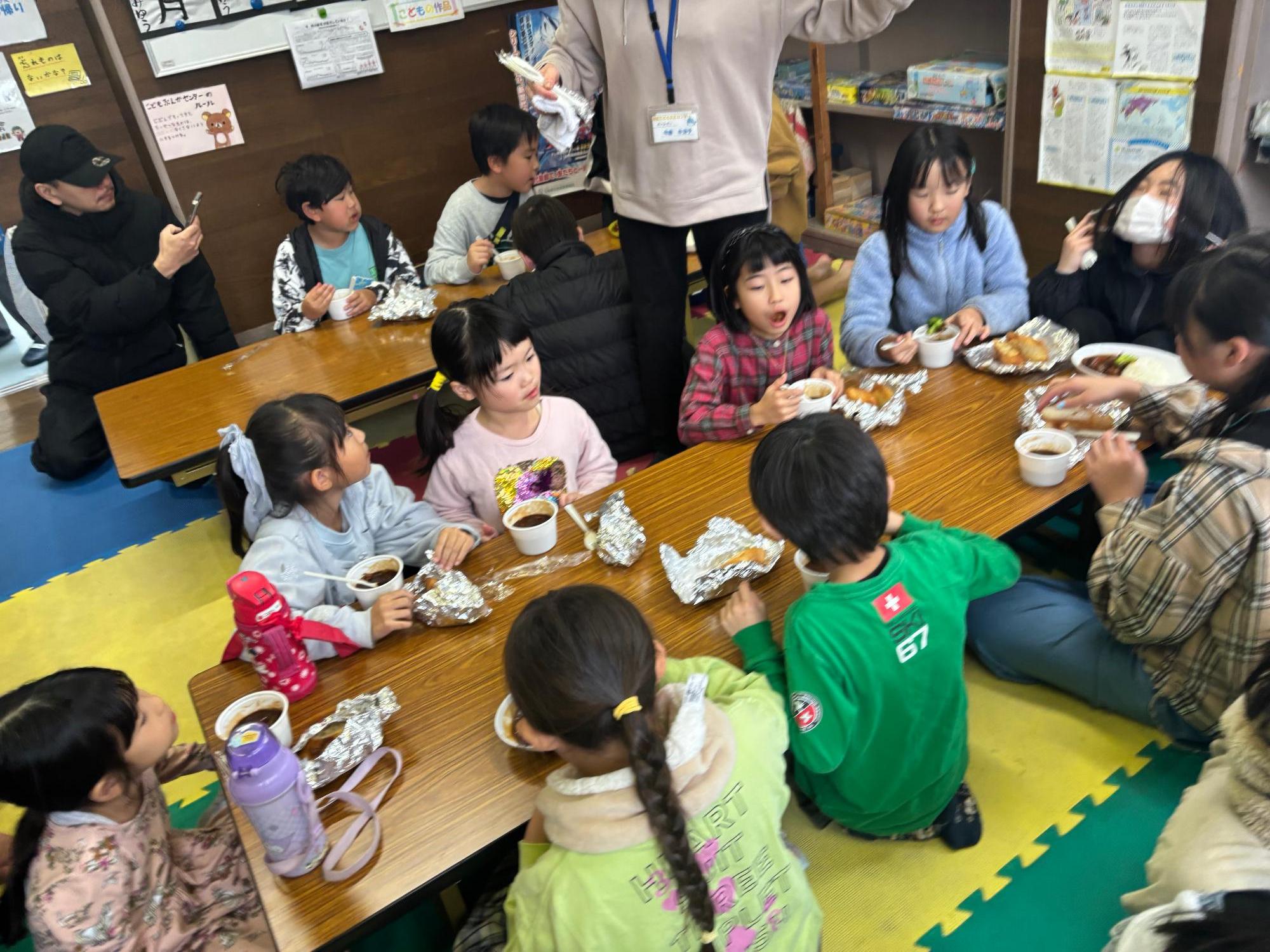 ビーフシチューを食べている子どもの写真