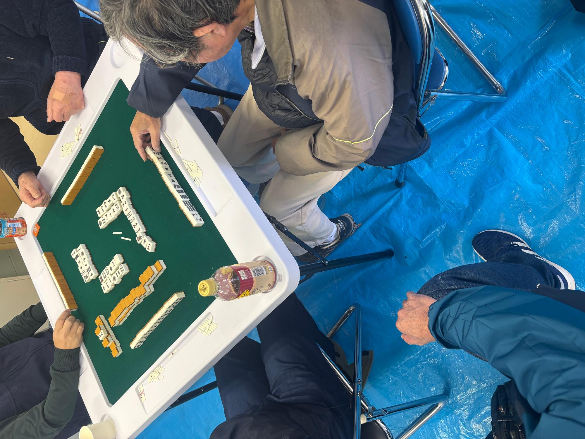 健康麻雀をしている地域住民の写真