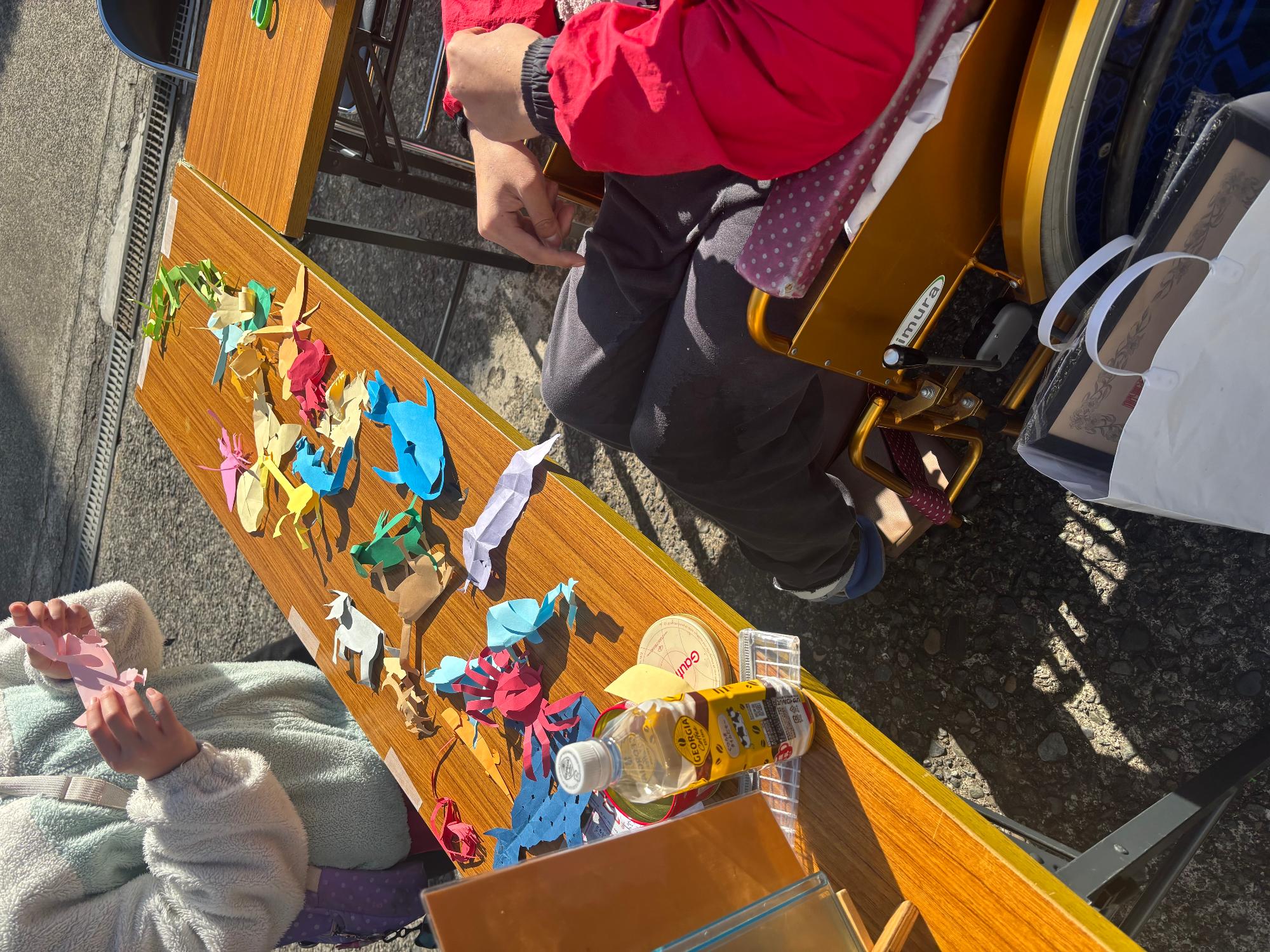 立体切り紙を子どもに教えている講師の写真