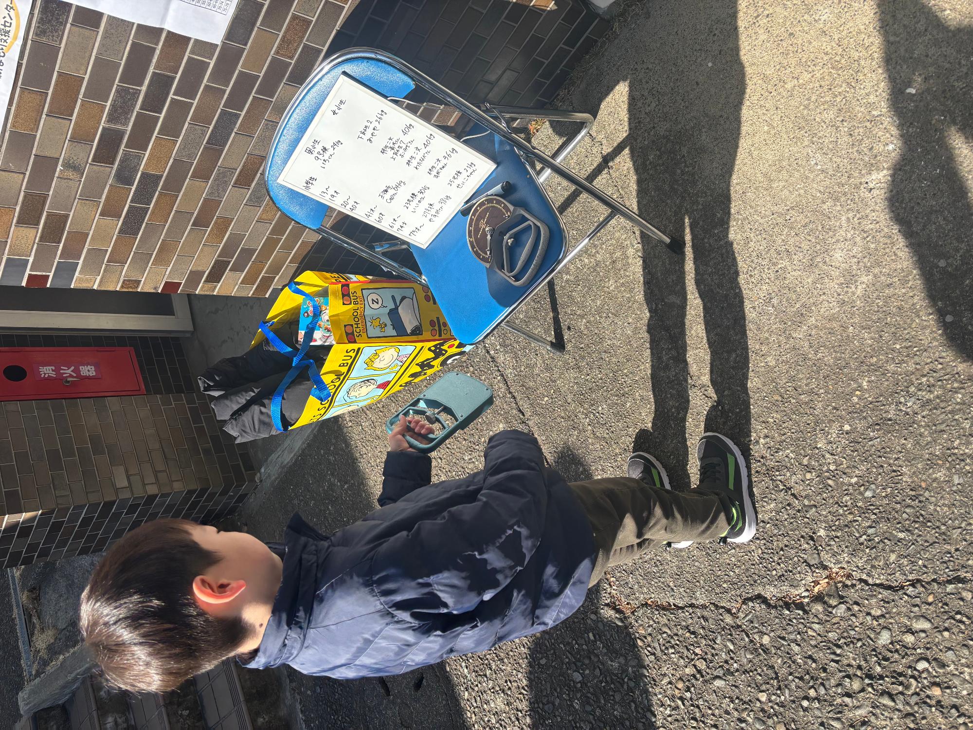 握力測定をしている子どもの写真