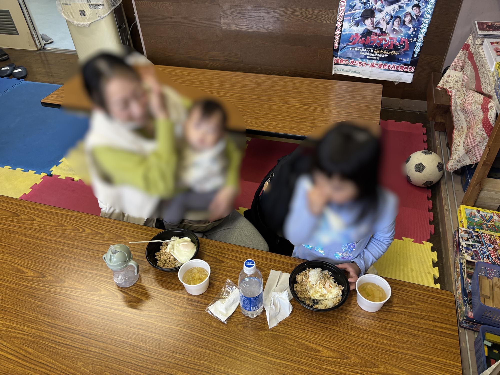 ガパオを食べる親子