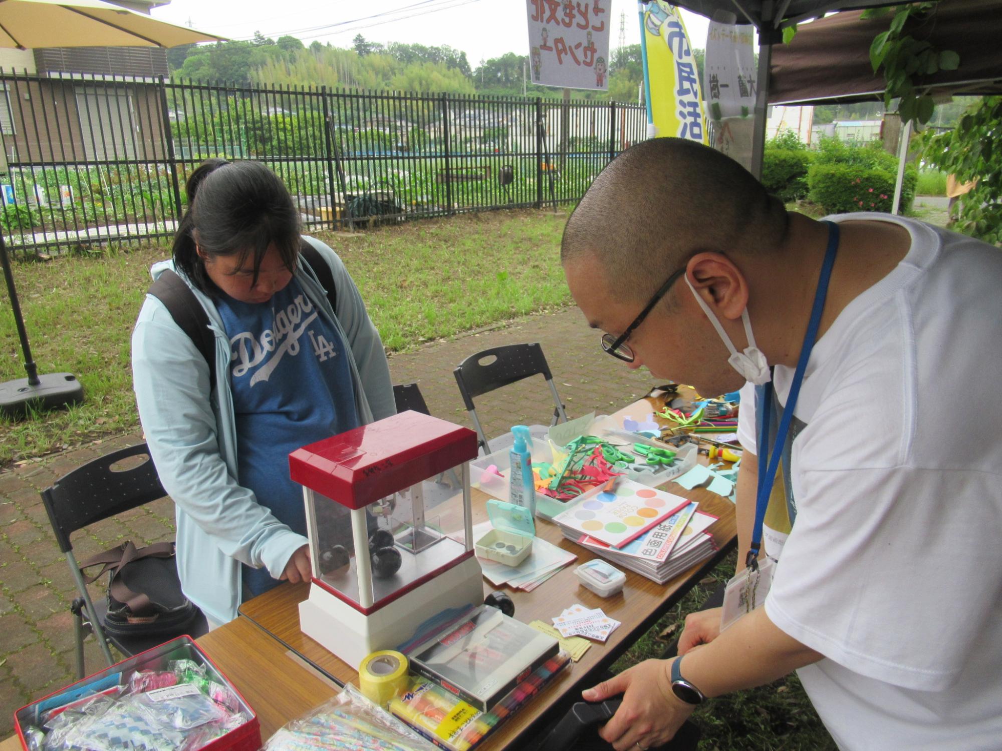 クレーンゲームをしている参加者の写真