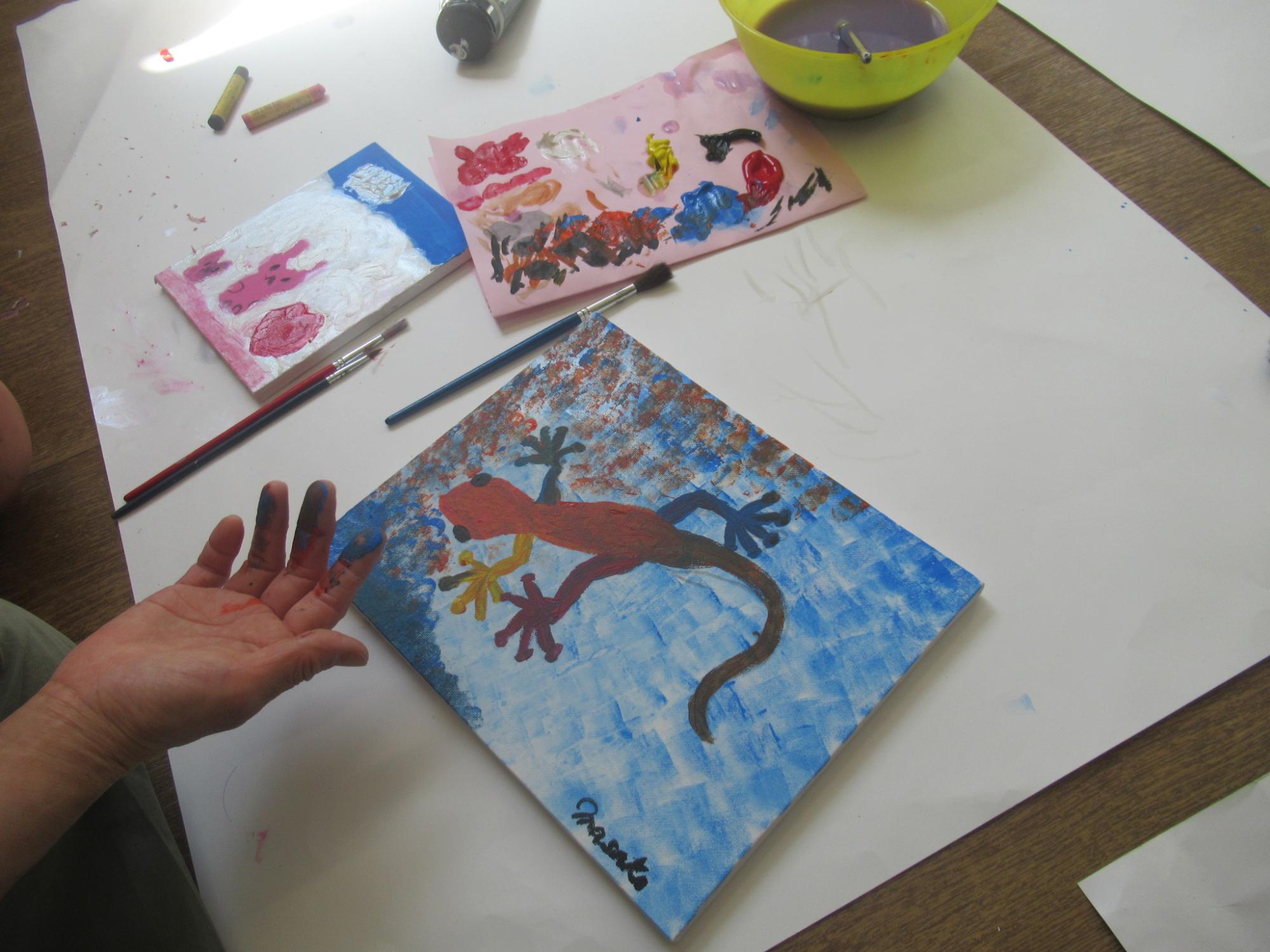 やもりの絵とウサギの絵の写真
