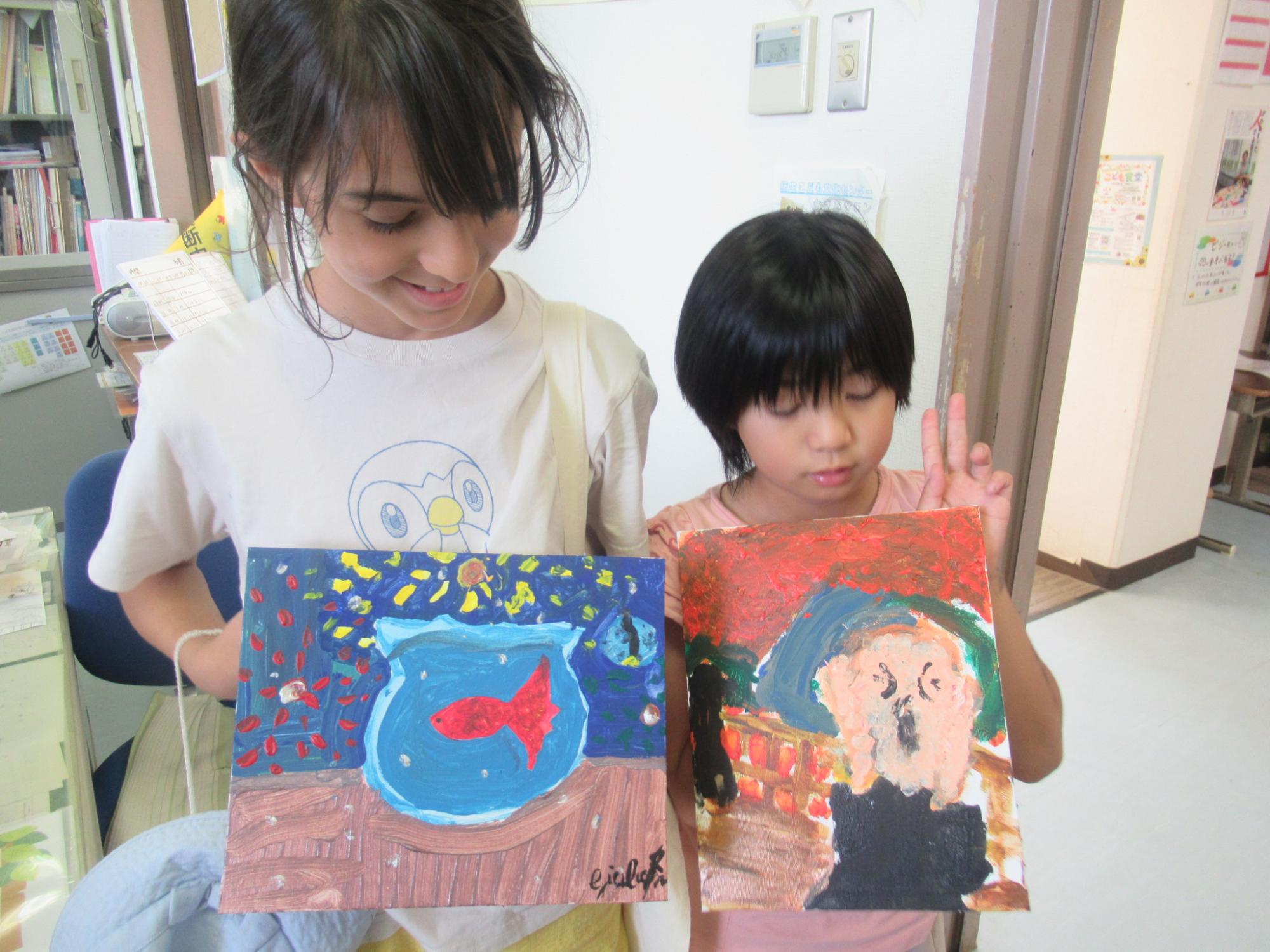 作品を持っている子どもの写真