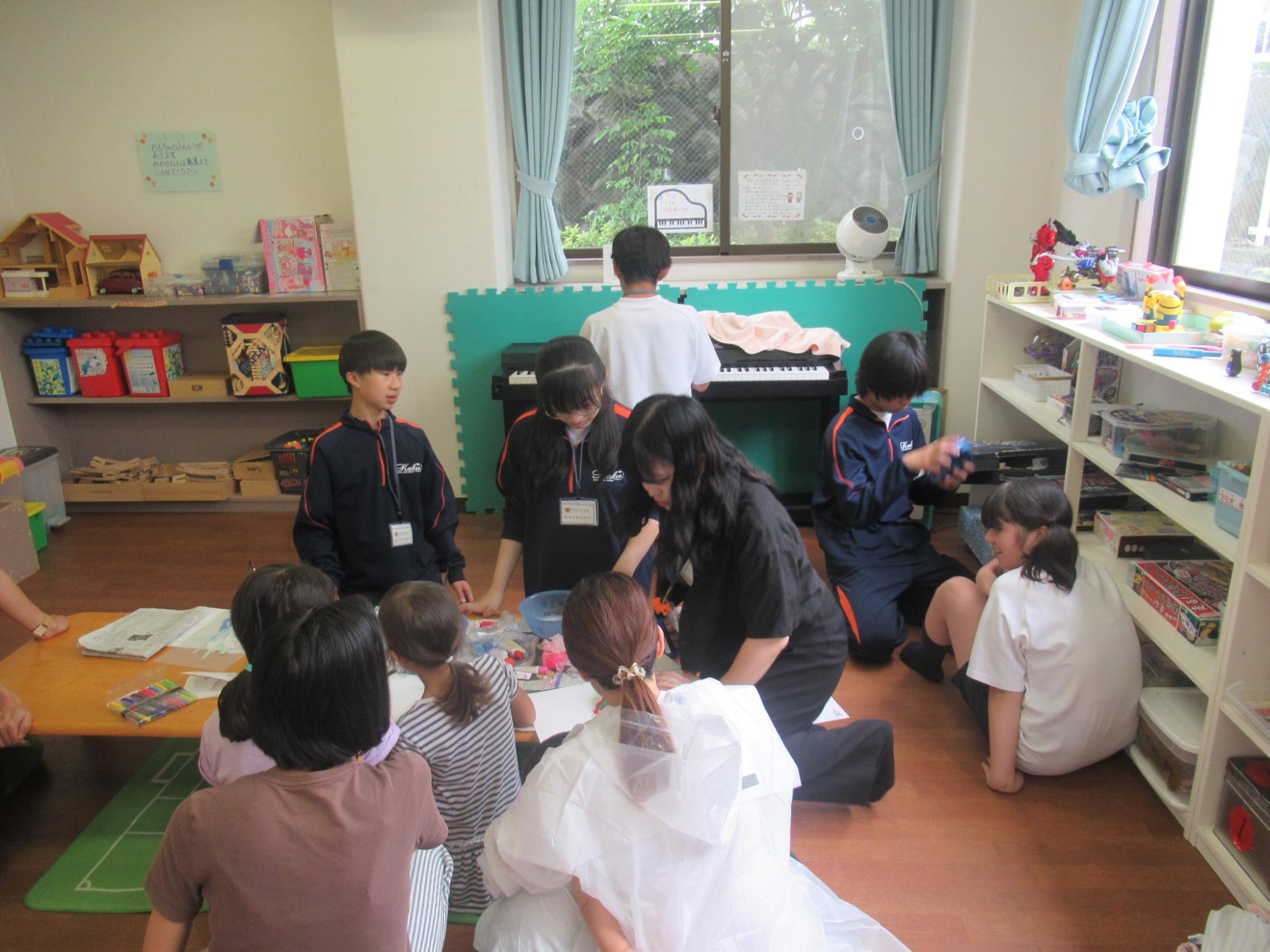 中学生が幼児イベントの手伝いをしている写真