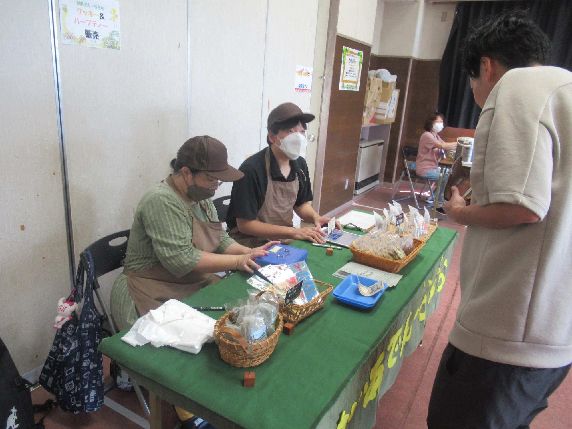 クッキー販売をしている写真