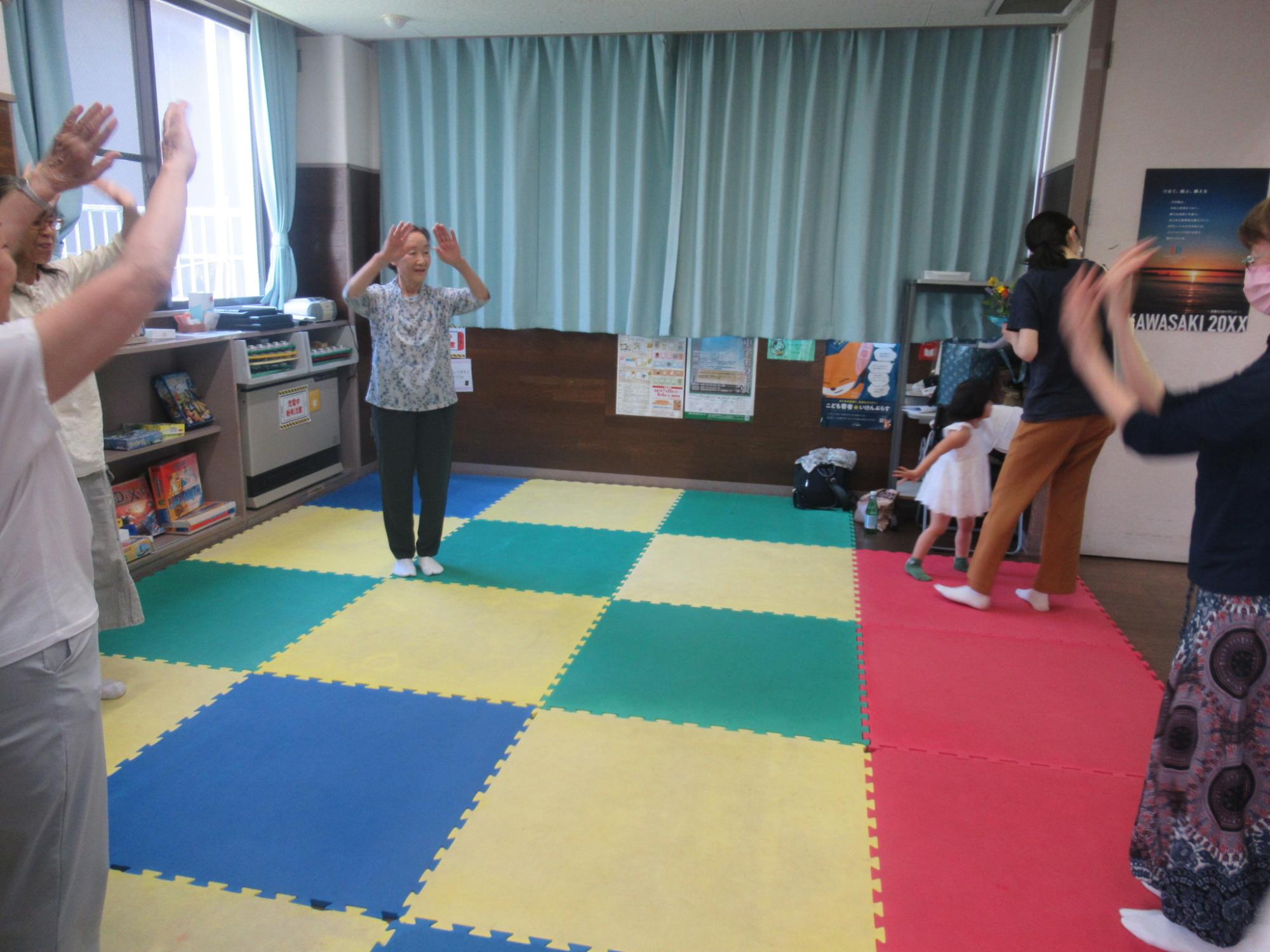 盆踊りをしている写真