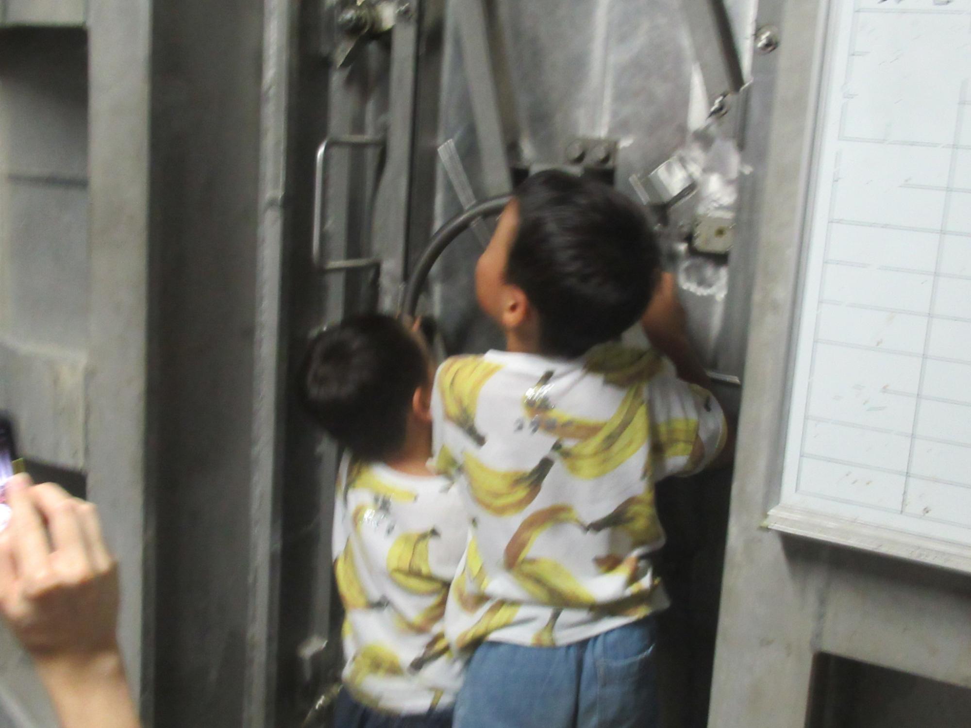 ドアを開ける子どもの写真