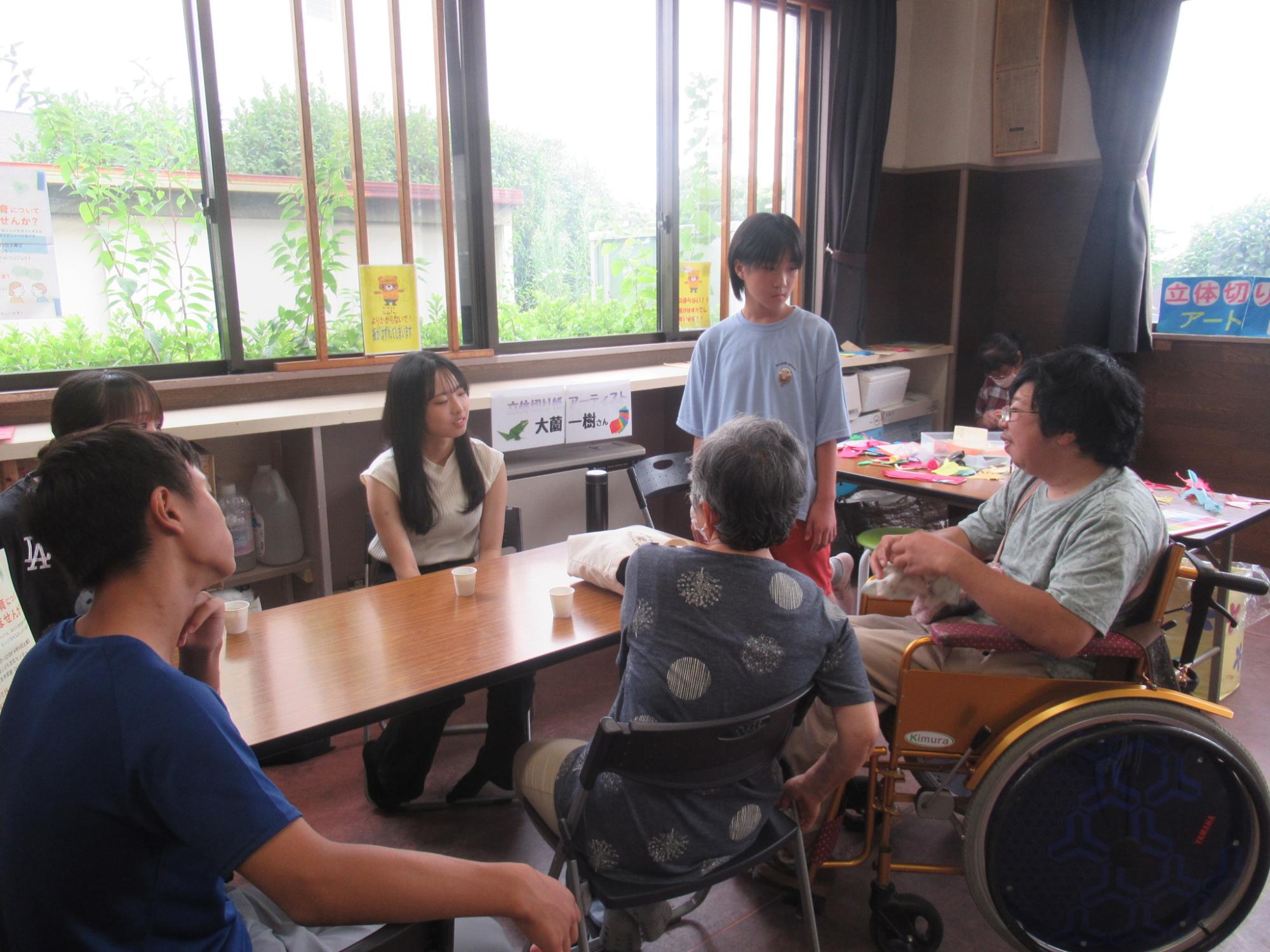 雑談を楽しんでいる写真