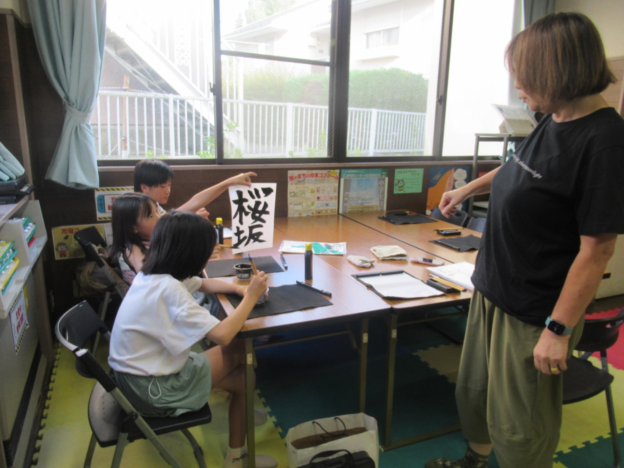 習字を教えてもらっている写真