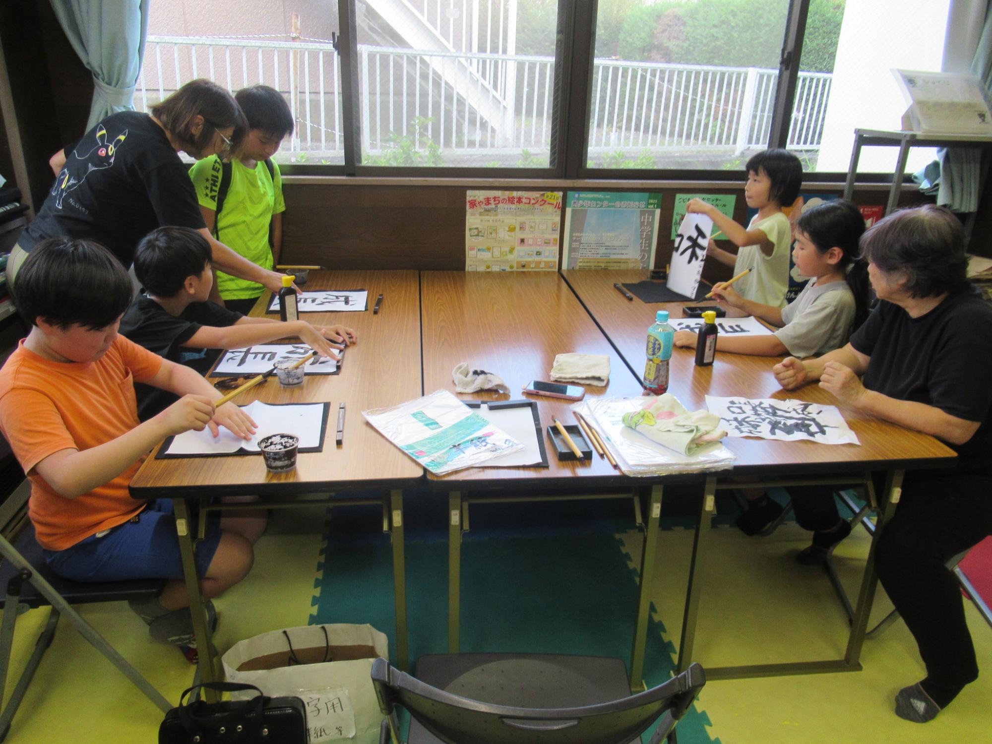 習字を教えてもらっている写真