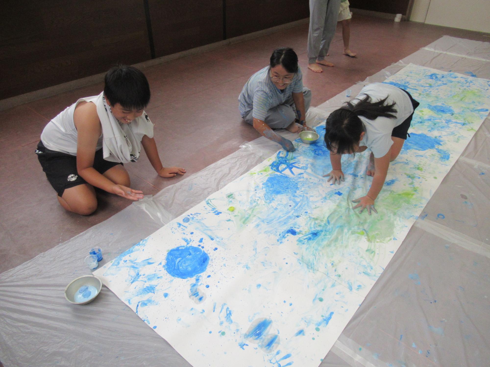 絵の具を塗っている子どもの写真