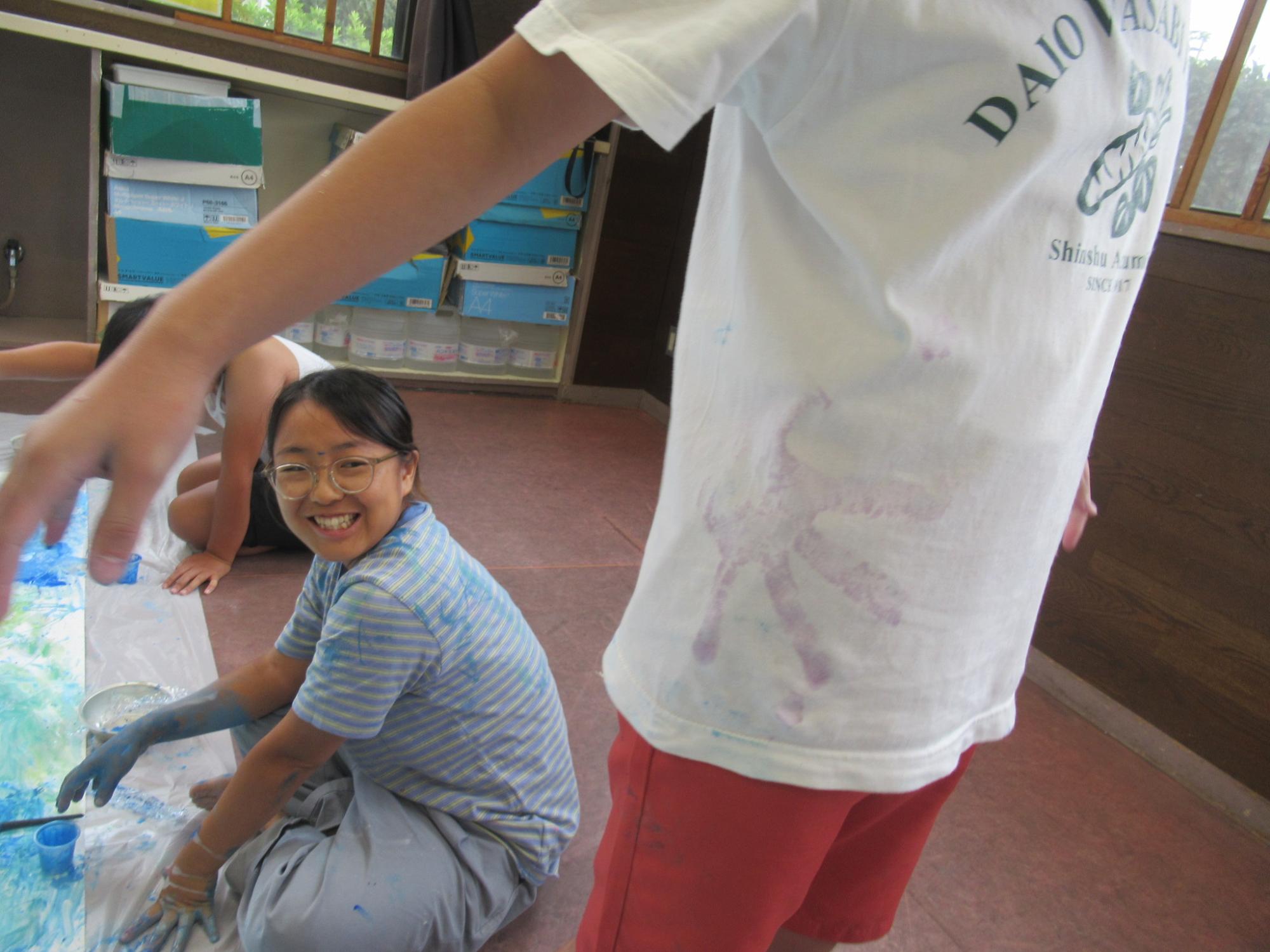 服に手形を付けている写真